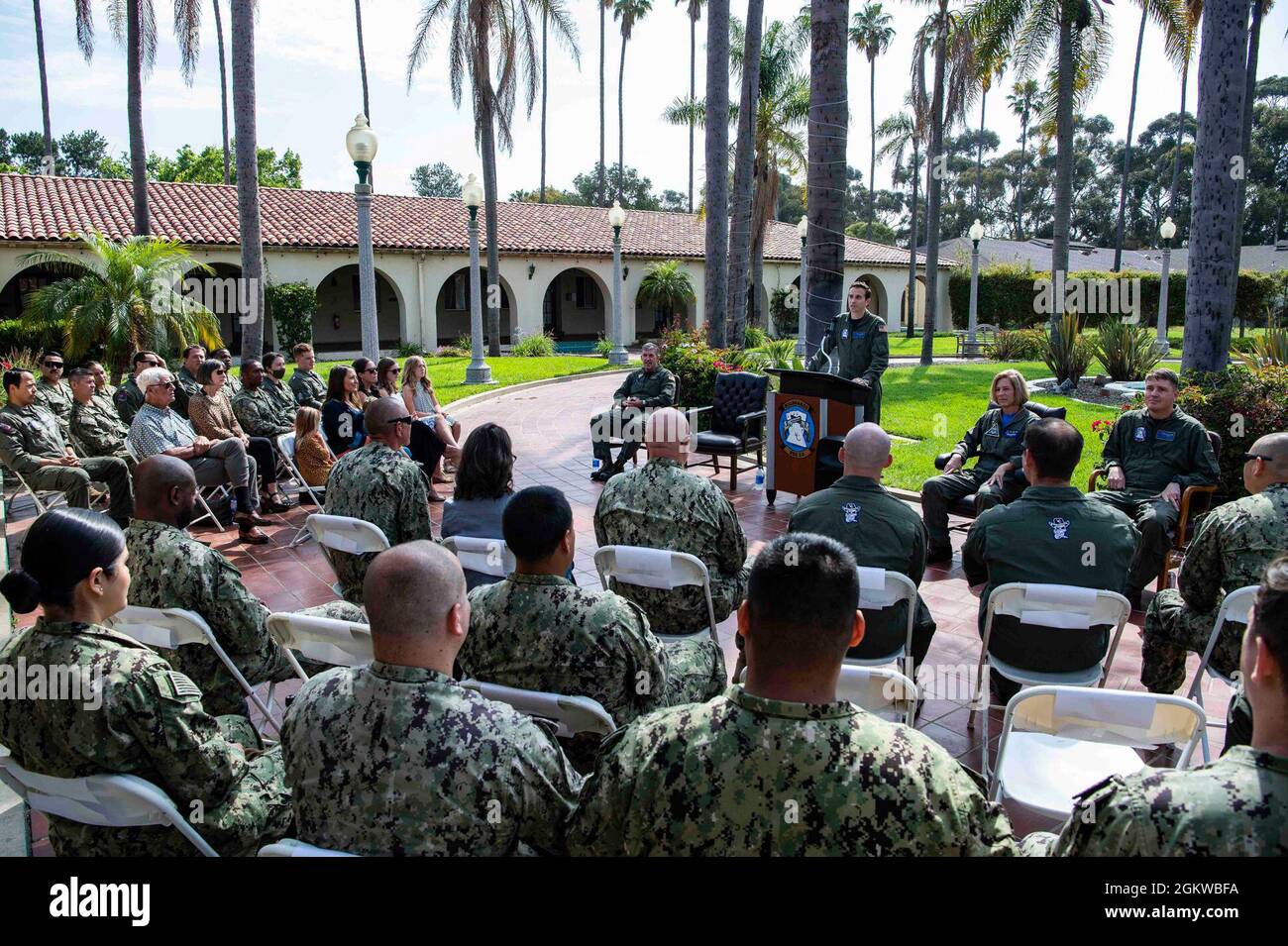 SAN DIEGO (8 juillet 2021) Cmdr. Jeffrey Schwab lit ses ordres lors d'une cérémonie de changement de commandement dans la célèbre cour de l'I-Bar. Au cours de la cérémonie, Cmdr. Kyle McDaniel a soulagé Schwab à titre de commandant de l'Escadron de combat en mer (HSC) 23. HSC-23 emploie efficacement des hélicoptères MH-60S et des scouts de pompiers MQ-8C sur des navires de guerre déployés de la flotte du Pacifique, fournissant des capacités pour la guerre anti-surface, le soutien aux opérations spéciales, le recouvrement du personnel et le soutien logistique. Banque D'Images