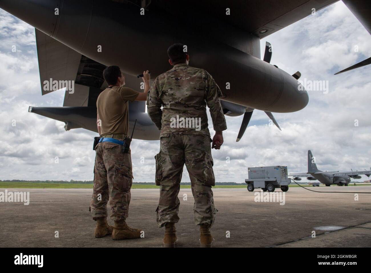 Sergent-chef de la Force aérienne des États-Unis Ramiro Gonzalez, 71e Superintendant de la production de l'unité de maintenance de l'aéronef, à gauche, et premier Airman Armando Rios, 71e chef d'équipage de l'UMA, inspectent l'aile d'un HC-130J combat King II lors d'une libération exceptionnelle à la base aérienne Moody, Géorgie, le 8 juillet 2021. Les aviateurs effectuent des examens de libération et d'entretien exceptionnels de l'ensemble de la cellule afin d'améliorer les performances et la sécurité globales. Banque D'Images
