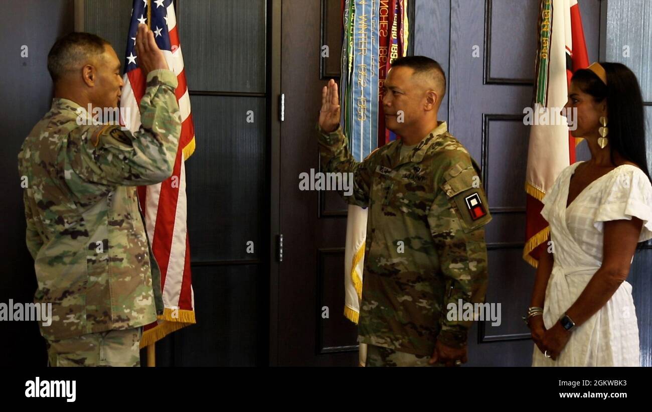 Le commandant général de la FORSCOM, le général Michael X. Garrett, se promènait dans le général de division Antonio A. Aguto, lors de la promotion du général de division Aguto au Lieutenant-général de la première Armée, à l'Arsenal de Rock Island, à Rock Island, dans l'Illinois, le 8 juillet, 2021. Après la cérémonie, le Lieutenant général Aguto a été accueilli par la première Armée comme 40ème Commandant général de la première Armée pendant la cérémonie de passation de commandement, qui s'est tenue plus tard dans la journée au quartier général de la première Armée. Banque D'Images