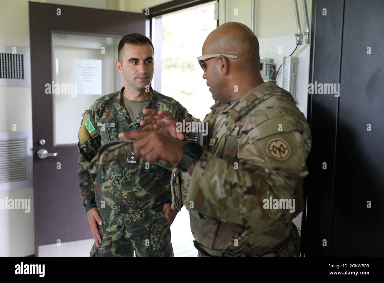 Le capitaine Egluant Rika, des forces armées albanaises, et l'armée américaine 2Lt Wellington Escofet, Alpha Company, 169e Régiment d'infanterie, Garde nationale de l'armée de New York, discutent des détails de l'entraînement sur une aire de tir en direct de Squad, base interarmées McGuire-Dix-Lakehurst, 8 juillet 2021. L'Albanie est un partenaire d'État du New Jersey depuis 2001. Le Programme de partenariat avec les États de la Garde nationale est un programme du ministère de la Défense des États-Unis géré par la Garde nationale qui relie les États américains aux pays partenaires du monde entier dans le but de soutenir les objectifs de coopération en matière de sécurité du commandant du combattant géographique Banque D'Images