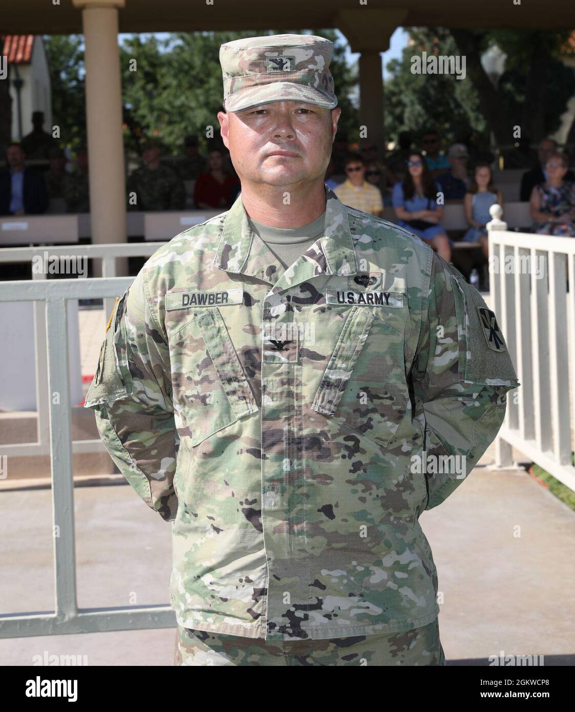 Le colonel John L. Dawber, commandant de brigade sortant, 11e Brigade d'artillerie de défense aérienne, 32d Commandement de défense aérienne et antimissile, a abandonné le commandement du colonel Timothy L. Woodruff, le 9 juillet 2021, sur le champ de la parade de Noël, fort Bliss, Texas Banque D'Images