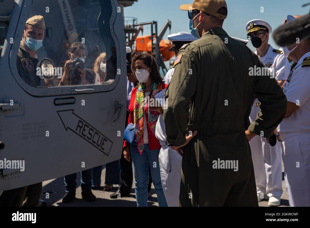 Le ministre espagnol de la Défense, Margarita Robles, reçoit un exposé sur le sikorsky SH-60/MH-60 Seahawk des aviateurs de la marine américaine du Seven Nine (HSM-79) 'Griffins' lors d'une visite de navire à Rota, en Espagne, le 8 juillet 2021. La station navale Rota soutient la flotte, permet au combattant et soutient la famille en effectuant des opérations aériennes, des opérations portuaires, en assurant la sécurité et la sûreté, en assurant la qualité de vie et en fournissant les services essentiels de l'énergie, de l'eau, du carburant et de la technologie de l'information. Banque D'Images