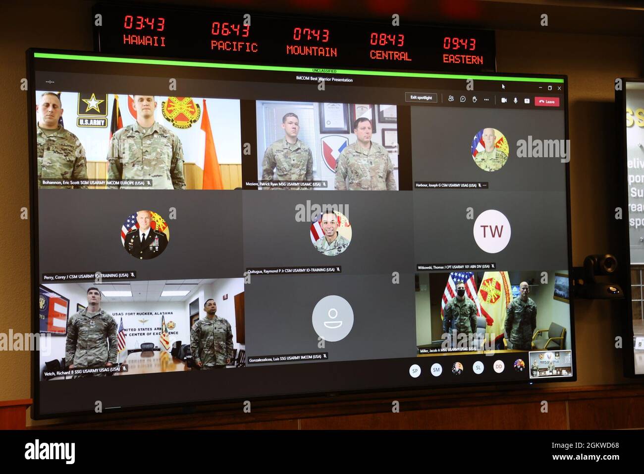 Sgt. David Baker, en haut à gauche, SPC. Alexander Hayden, en haut au milieu, Sgt. Richard vetch, en bas à gauche et SPC. David Harris, en bas à droite, a été honoré lors d'une cérémonie de remise de prix virtuelle, le 8 juillet, pour avoir dépassé le concours du meilleur guerrier de l'IMCOM. Banque D'Images