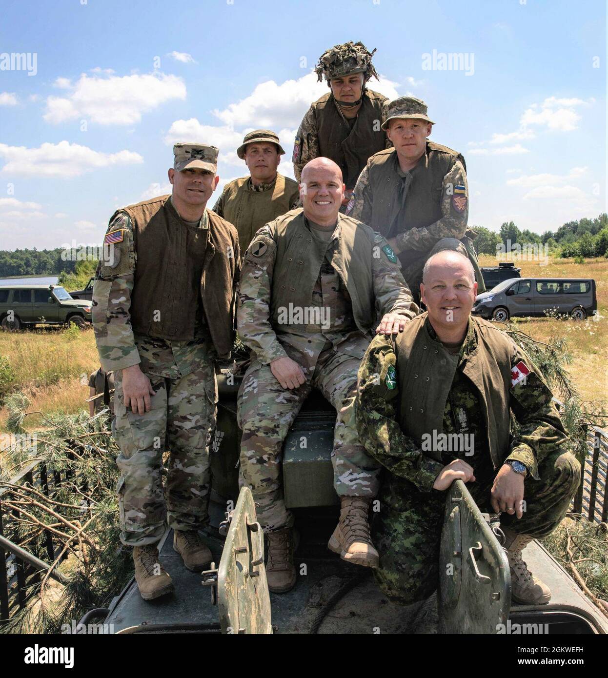 Le général Roger L. Cloutier Jr., commandant du commandement allié de l'OTAN et adjoint par intérim des Forces terrestres ukrainiennes, le général Oleksandr Holodniuk, visite le Centre international de maintien de la paix et de sécurité près de Yavoriv (Ukraine), le 8 juillet 2021. Dans le cadre des entretiens continus entre l'OTAN et les forces terrestres ukrainiennes, la visite a permis la collaboration et l'échange d'informations entre les cadres supérieurs et l'élaboration de meilleures pratiques au sein de leurs organisations. Banque D'Images