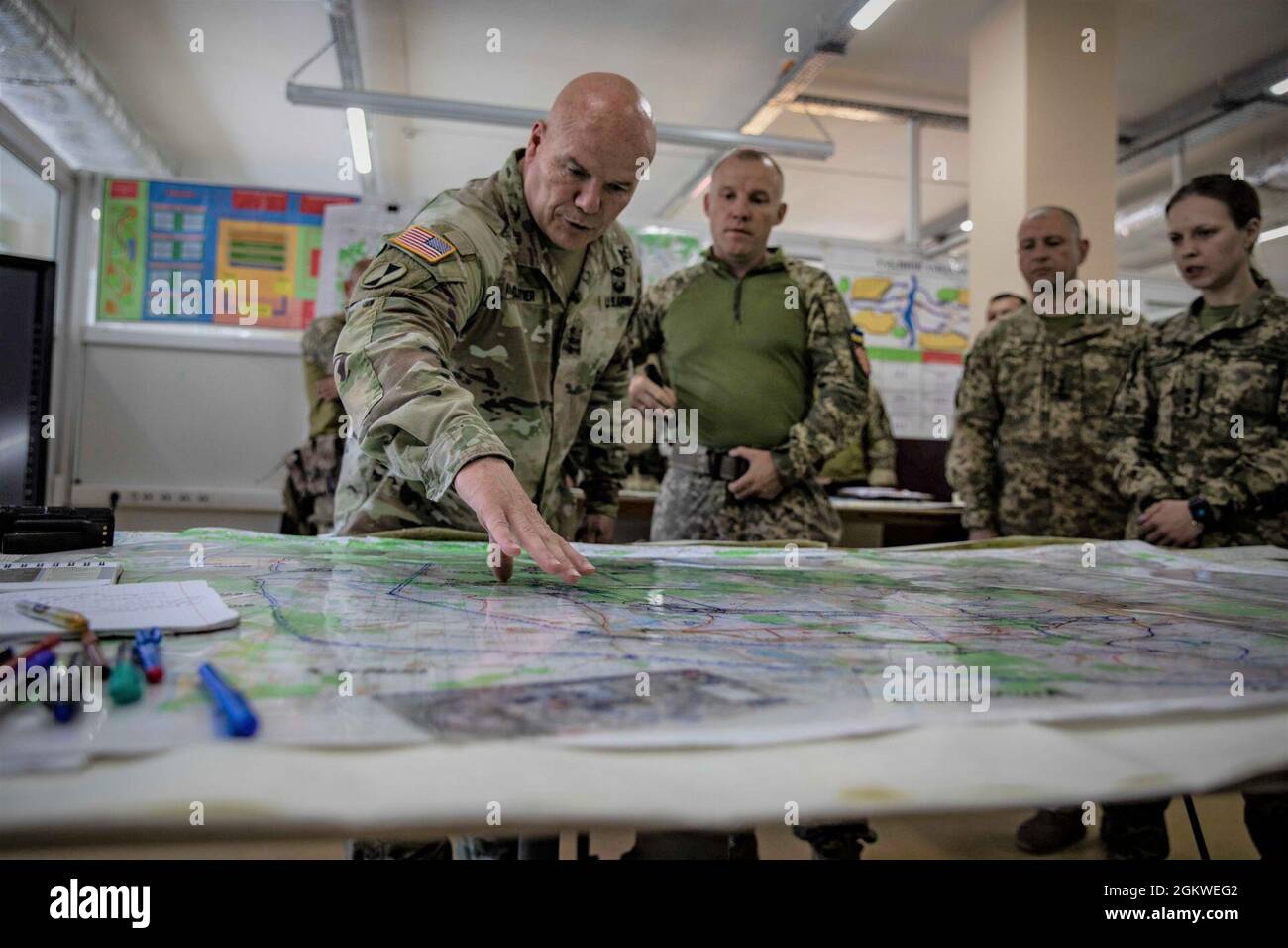 Le général Roger L. Cloutier Jr., commandant du commandement allié de l'OTAN et adjoint par intérim des Forces terrestres ukrainiennes, le général Oleksandr Holodniuk, visite le Centre international de maintien de la paix et de sécurité près de Yavoriv (Ukraine), le 8 juillet 2021. Dans le cadre des entretiens continus entre l'OTAN et les forces terrestres ukrainiennes, la visite a permis la collaboration et l'échange d'informations entre les cadres supérieurs et l'élaboration de meilleures pratiques au sein de leurs organisations. Banque D'Images