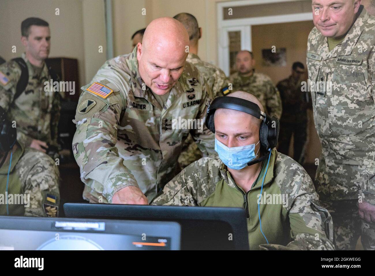 Le général Roger L. Cloutier Jr., commandant du commandement allié de l'OTAN et adjoint par intérim des Forces terrestres ukrainiennes, le général Oleksandr Holodniuk, visite le Centre international de maintien de la paix et de sécurité près de Yavoriv (Ukraine), le 8 juillet 2021. Dans le cadre des entretiens continus entre l'OTAN et les forces terrestres ukrainiennes, la visite a permis la collaboration et l'échange d'informations entre les cadres supérieurs et l'élaboration de meilleures pratiques au sein de leurs organisations. Banque D'Images