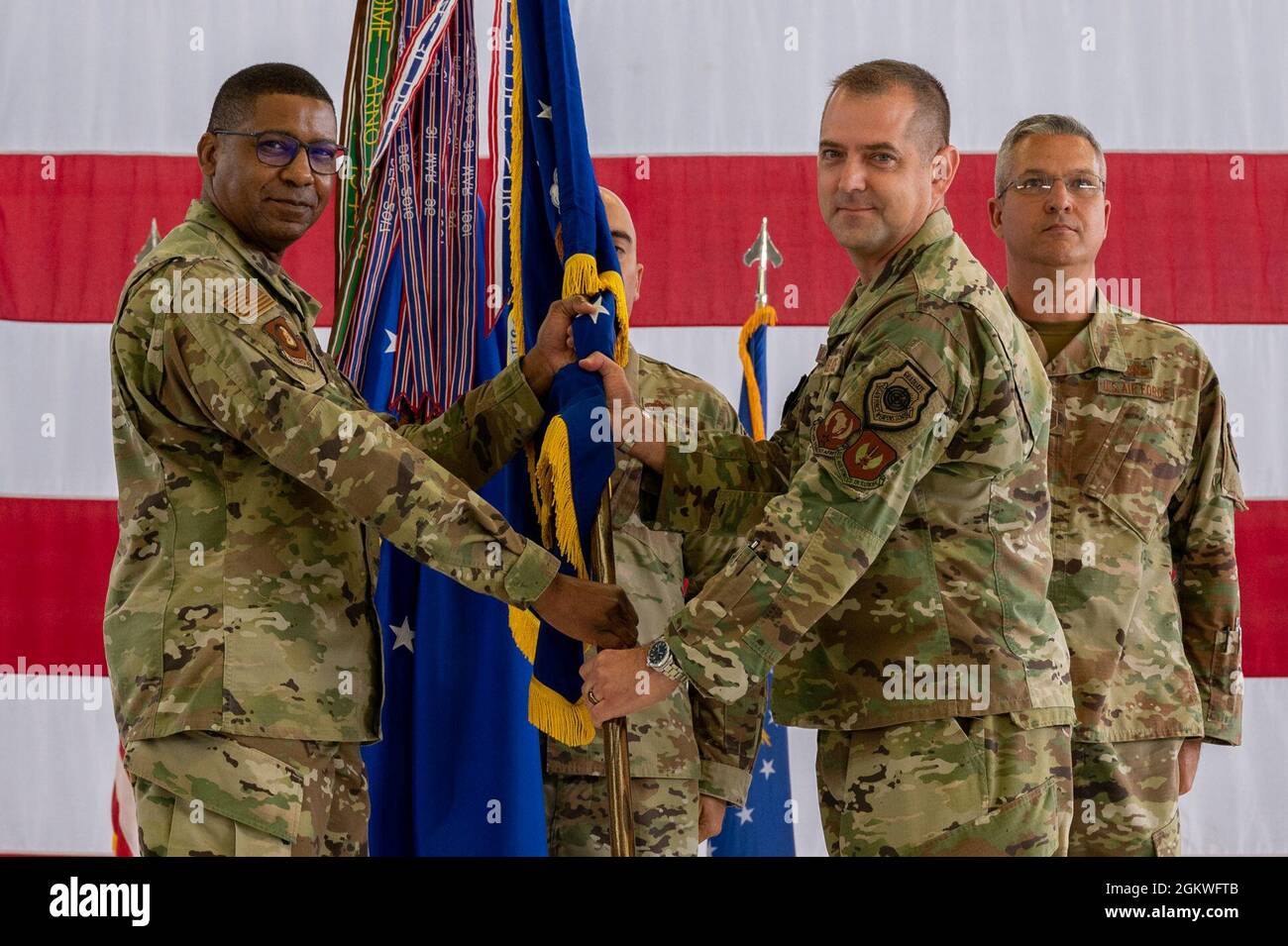 Le général de division Randall Reed de la Force aérienne des États-Unis, troisième commandant de la Force aérienne, à gauche, présente les lignes directrices au colonel Bryan Callahan, qui reçoit la 435e Escadre des opérations aériennes au sol et la 435e Escadre expéditionnaire aérienne, lors d'une cérémonie d'accession au commandement à la base aérienne de Ramstein, en Allemagne, le 9 juillet 2021. Callahan a remplacé le colonel Daniel C. Clayton en tant que 435e commandant de l'AGOW et 435e commandant de l'AEW après avoir servi comme vice-commandant de la 49e Escadre à la base aérienne de Holoman, au Nouveau-Mexique. Les 435e AGOW et 435e AEW sont chargés de fournir des avions de combat et expéditionnaires aux commandants des combattants et sont capables de resp Banque D'Images