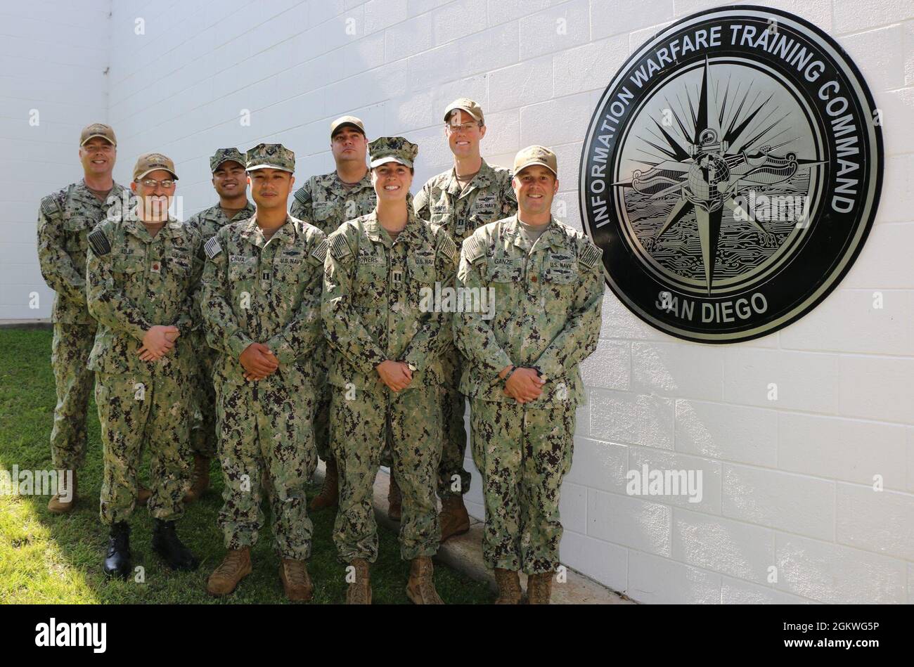 210709-N-N0484-0002 SAN DIEGO (le 9 juillet 2021) – les officiers du Commandement de la formation de guerre d'information de San Diego posent pour une photo avec le lieutenant Cmdr. Dominic (Dom) Ganze (en bas à droite) avant son détachement. Banque D'Images