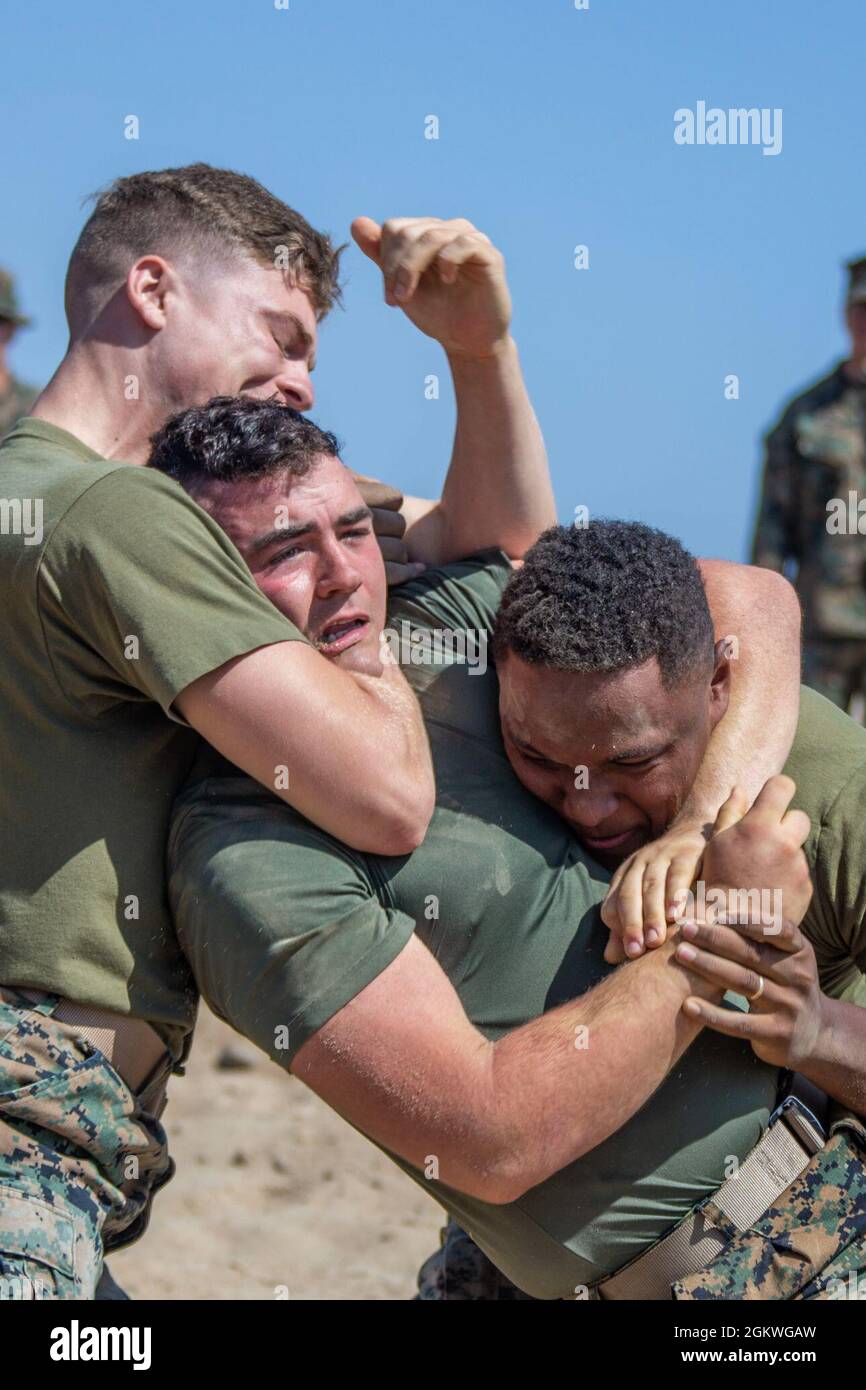 Marines des États-Unis avec quartier général et escadron de quartier général, Marine corps Air Station Camp Pendleton, combat au sol pendant une nuit de guerrier à Red Beach sur Marine corps base Camp Pendleton, Californie, 9 juillet 2021. La nuit Warrior a été organisée pour construire la camaraderie et l'esprit de corps au sein de l'escadron. Banque D'Images