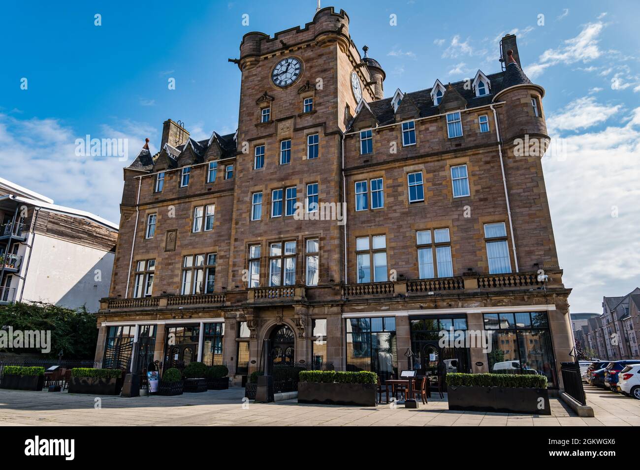 Grand bâtiment victorien aujourd'hui Malmaison Hôtel avec tour de l'horloge un jour ensoleillé avec ciel bleu, Leith, Edimbourg, Ecosse, Royaume-Uni Banque D'Images
