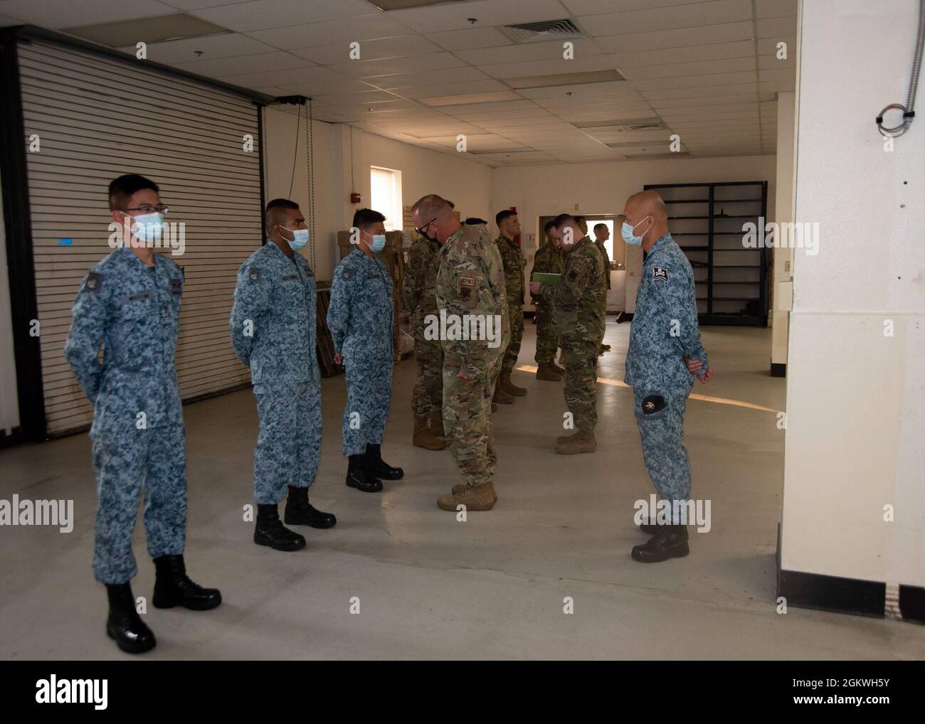 Sergent-chef de la Force aérienne des États-Unis. Brenton Sampson, 366e gestionnaire des armes de la 8e Escadre de chasseurs, inspecte les uniformes des aviateurs participant au Concours trimestriel des équipages de chargement, 9 juillet 2021, à la base aérienne de Mountain Home, Idaho. Cette compétition se fait en trois équipes de trois aviateurs et teste leur capacité à charger rapidement des munitions dans un avion. Banque D'Images