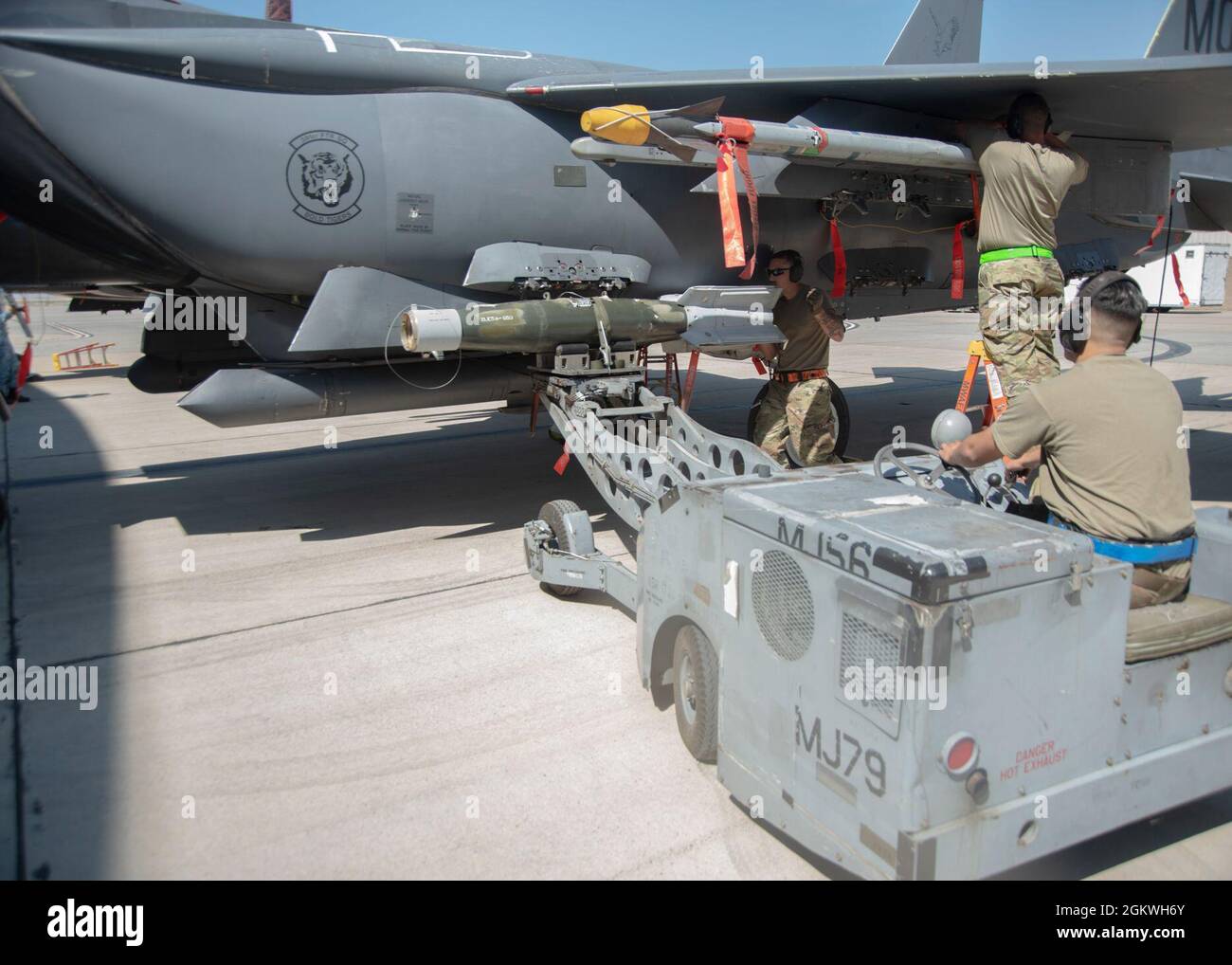 L'équipe du 391e équipage travaille ensemble pour charger et sécuriser une bombe guidée-12 (GBU-12) et un missile Intercept-9X (AIM-9X) sur un F-15E Strike Eagle, le 9 juillet 2021, à la base aérienne de Mountain Home, Idaho. Dans ce concours, chaque équipe dispose de 20 minutes pour charger un AIM-9X et un GBU-12 sur son avion. Banque D'Images