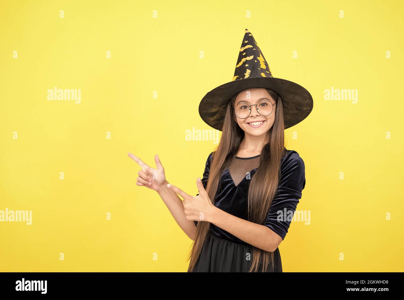 halloween enfant dans chapeau de sorcière et des lunettes ressemblent à un élève d'école d'assistant, ventes d'halloween ici Banque D'Images