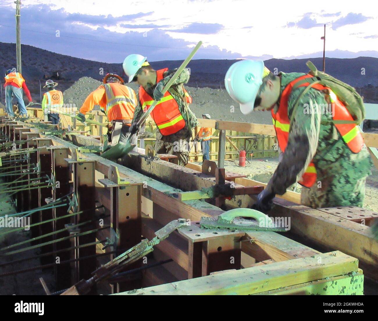 Les Seabees du Naval Mobile Construction Battalion FOUR (NMCB 4) finissant du béton sur un magazine de stockage modulaire dans le cadre de l’officier responsable de la construction China Lake/Naval Construction Group One’s Seabee Skills Mentoring Program à bord de la base navale d’armes aériennes China Lake à Ridgecrest, en Californie. Banque D'Images