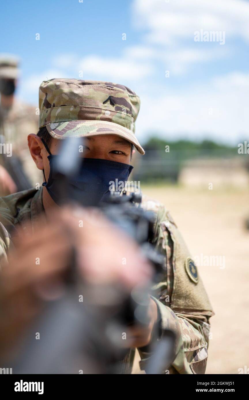 Pvt. John NGO, un spécialiste du fret de la 645e Inland Cargo transport Company, 650ème Regional support Group, 79ème Theatre Supersment Command, répète le tir de la mitrailleuse M249 en position de genoux pendant la partie préliminaire d'instruction de tir de la grève de Pershing 21, le 10 juillet 2021, sur fort McCoy, Wisp. La 645e CITC se prépare à un prochain déploiement au CENTCOM. Banque D'Images