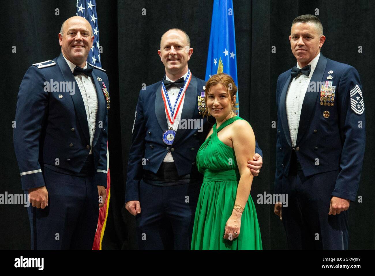 Patrick Miller, colonel de la US Air Force, 88e Escadre de la base aérienne et commandant de l'installation, à gauche, s'entretient avec le Sgt principal. Jason Shaffer, 88e chef de commandement de l'ABW, pose pour une photo avec les promos et leurs conjoints pendant le Sgt principal. Cérémonie de remise du médaillon à l'intérieur du Musée national de la Force aérienne des États-Unis, à la base aérienne Wright-Patterson, Ohio, le 10 juillet 2021. Dix membres de l'équipe Wright-Patt ont été sélectionnés pour être promus au rang le plus élevé de la Force aérienne. Banque D'Images