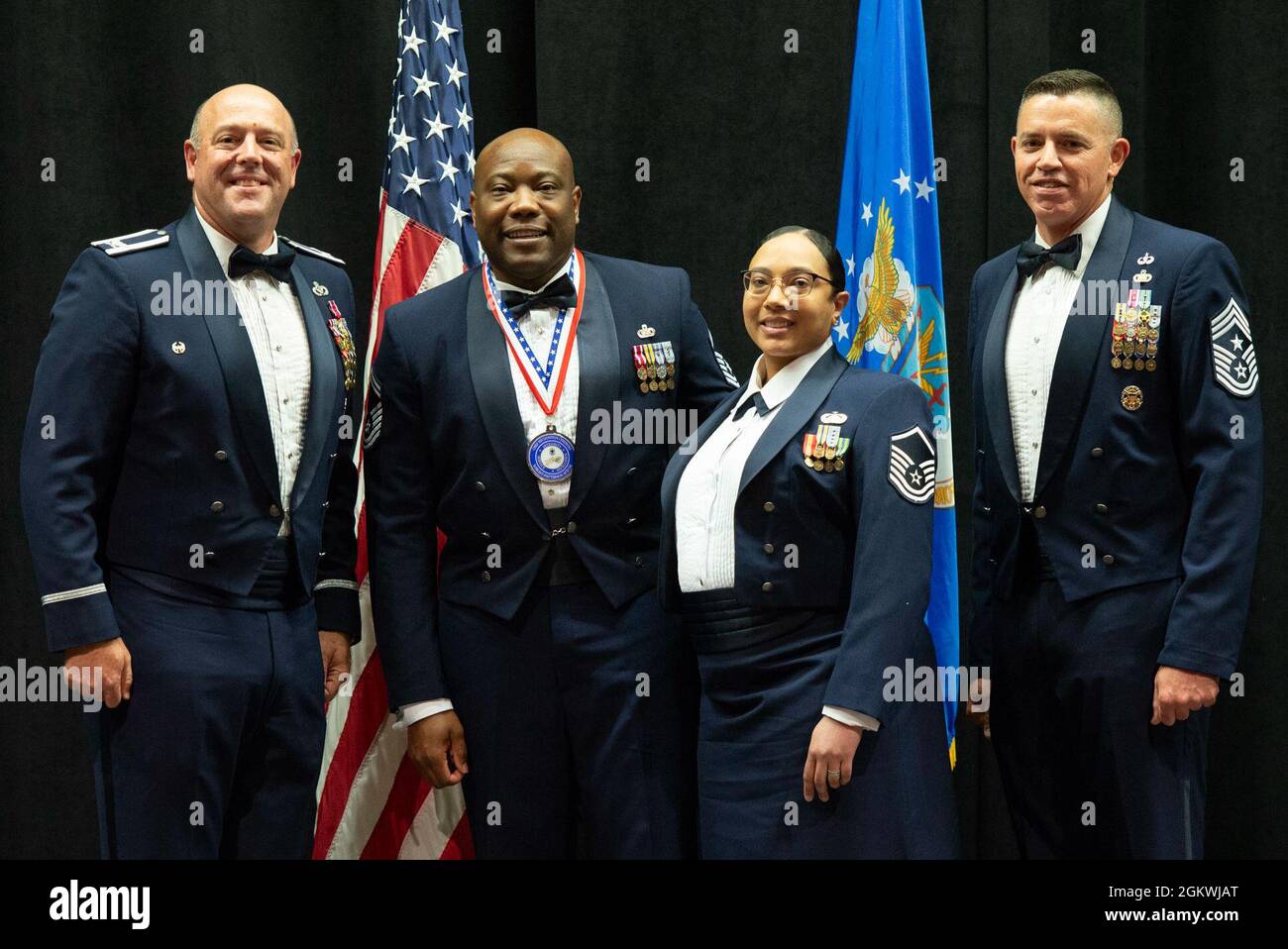 Patrick Miller, colonel de la US Air Force, 88e Escadre de la base aérienne et commandant de l'installation, à gauche, s'entretient avec le Sgt principal. Jason Shaffer, 88e chef de commandement de l'ABW, pose pour une photo avec les promos et leurs conjoints pendant le Sgt principal. Cérémonie de remise du médaillon à l'intérieur du Musée national de la Force aérienne des États-Unis, à la base aérienne Wright-Patterson, Ohio, le 10 juillet 2021. Dix membres de l'équipe Wright-Patt ont été sélectionnés pour être promus au rang le plus élevé de la Force aérienne. Banque D'Images