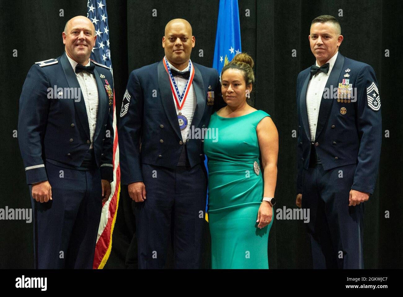 Patrick Miller, colonel de la US Air Force, 88e Escadre de la base aérienne et commandant de l'installation, à gauche, s'entretient avec le Sgt principal. Jason Shaffer, 88e chef de commandement de l'ABW, pose pour une photo avec les promos et leurs conjoints pendant le Sgt principal. Cérémonie de remise du médaillon à l'intérieur du Musée national de la Force aérienne des États-Unis, à la base aérienne Wright-Patterson, Ohio, le 10 juillet 2021. Dix membres de l'équipe Wright-Patt ont été sélectionnés pour être promus au rang le plus élevé de la Force aérienne. Banque D'Images