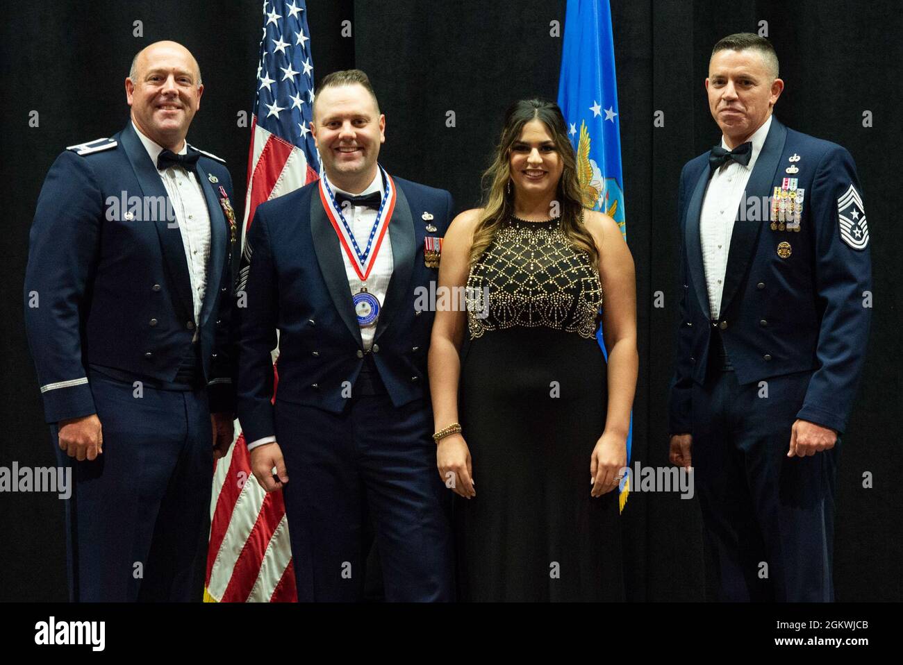 Patrick Miller, colonel de la US Air Force, 88e Escadre de la base aérienne et commandant de l'installation, à gauche, s'entretient avec le Sgt principal. Jason Shaffer, 88e chef de commandement de l'ABW, pose pour une photo avec les promos et leurs conjoints pendant le Sgt principal. Cérémonie de remise du médaillon à l'intérieur du Musée national de la Force aérienne des États-Unis, à la base aérienne Wright-Patterson, Ohio, le 10 juillet 2021. Dix membres de l'équipe Wright-Patt ont été sélectionnés pour être promus au rang le plus élevé de la Force aérienne. Banque D'Images