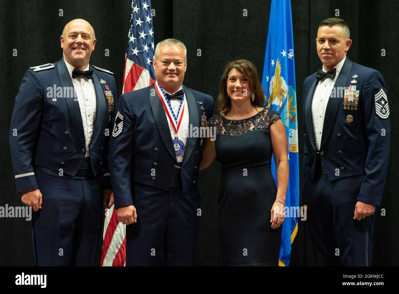 Patrick Miller, colonel de la US Air Force, 88e Escadre de la base aérienne et commandant de l'installation, à gauche, s'entretient avec le Sgt principal. Jason Shaffer, 88e chef de commandement de l'ABW, pose pour une photo avec les promos et leurs conjoints pendant le Sgt principal. Cérémonie de remise du médaillon à l'intérieur du Musée national de la Force aérienne des États-Unis, à la base aérienne Wright-Patterson, Ohio, le 10 juillet 2021. Dix membres de l'équipe Wright-Patt ont été sélectionnés pour être promus au rang le plus élevé de la Force aérienne. Banque D'Images