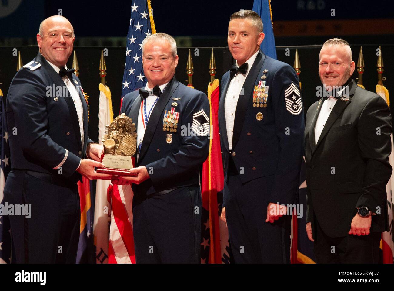 Patrick Miller, colonel de la US Air Force, 88e Escadre de la base aérienne et commandant de l'installation, à gauche, Sgt. Jason Shaffer, 88e chef de commandement de l'ABW, deuxième à partir de la droite, et Sgt de commandement de l'armée américaine à la retraite. Le Maj. John Troxell, ancien conseiller principal auprès du président des chefs d'état-major interarmées, à droite, pose pour une photo avec un promoteur pendant le Sgt principal. Cérémonie d'initiation au Musée national de la Force aérienne des États-Unis, à la base aérienne Wright-Patterson, Ohio, le 10 juillet 2021. Dix membres de l'équipe Wright-Patt ont été sélectionnés pour être promus au rang le plus élevé de la Banque D'Images