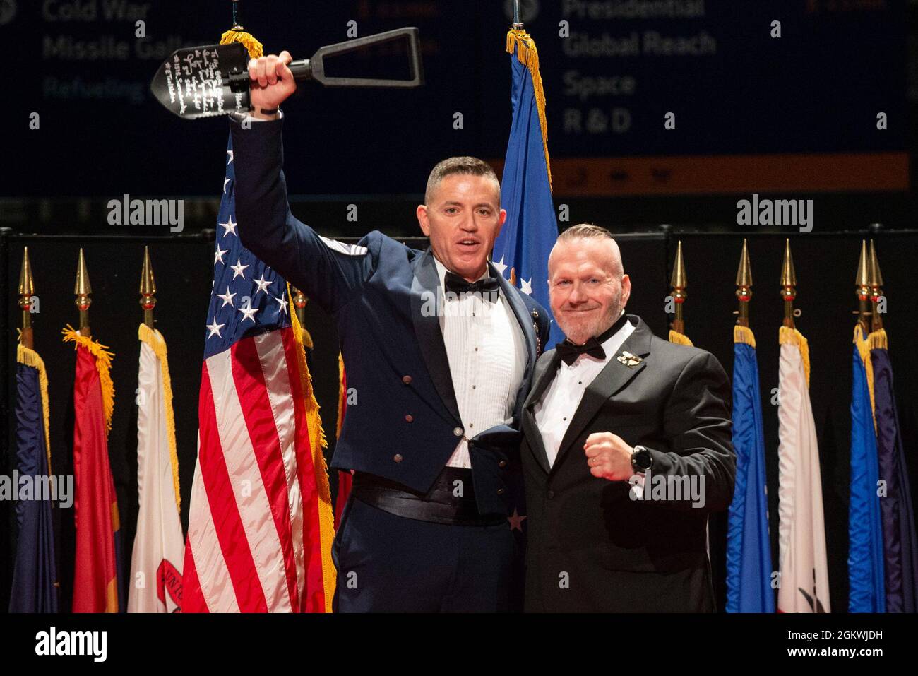 Sergent du commandement de l'armée américaine à la retraite. Le Maj. John Troxell, ancien conseiller principal auprès du président des chefs d'état-major interarmées, à droite, pose avec le Sgt principal. Jason Shaffer, 88e chef de commandement de l'ABW, après avoir présenté à lui et à l'aile un outil d'enchâssement signé pendant le Sgt principal. Cérémonie d'initiation au Musée national de la Force aérienne des États-Unis, à la base aérienne Wright-Patterson, Ohio, le 10 juillet 2021. Dix membres de l'équipe Wright-Patt ont été sélectionnés pour être promus au rang le plus élevé de la Force aérienne. Banque D'Images