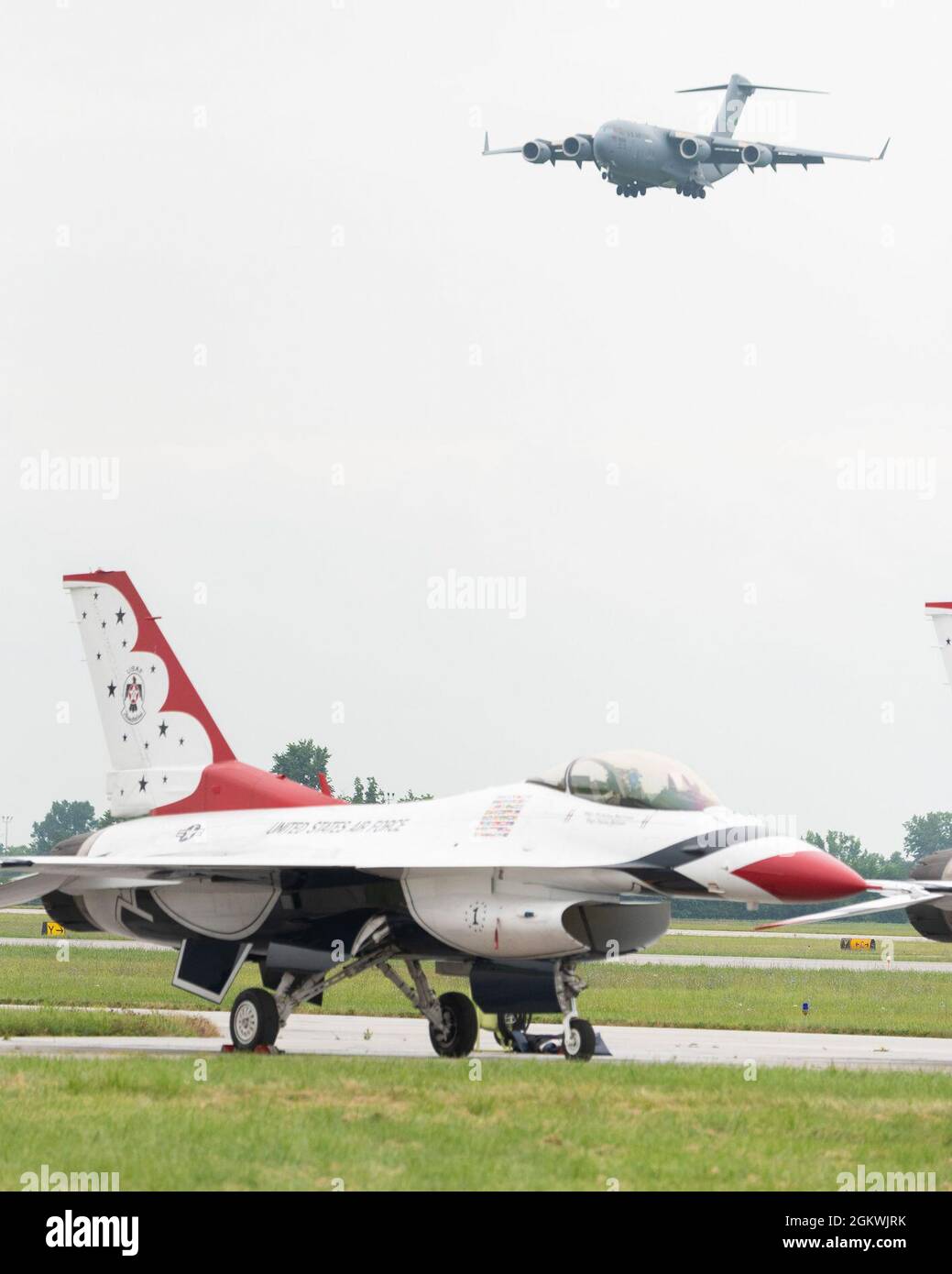 Un avion C-17 Globemaster III attaché à l'équipe de démonstration C-17 de la côte ouest de la base aérienne de McChord, Washington, entre sur terre à la fin d'une démonstration en vol au salon de l'air de Dayton, le 10 juillet 2021. L'équipe de démonstration aérienne de la US Air Force, les Thunderbirds, a terminé le spectacle avec serré, formation volant dans leur F-16 Faucon combat. Banque D'Images