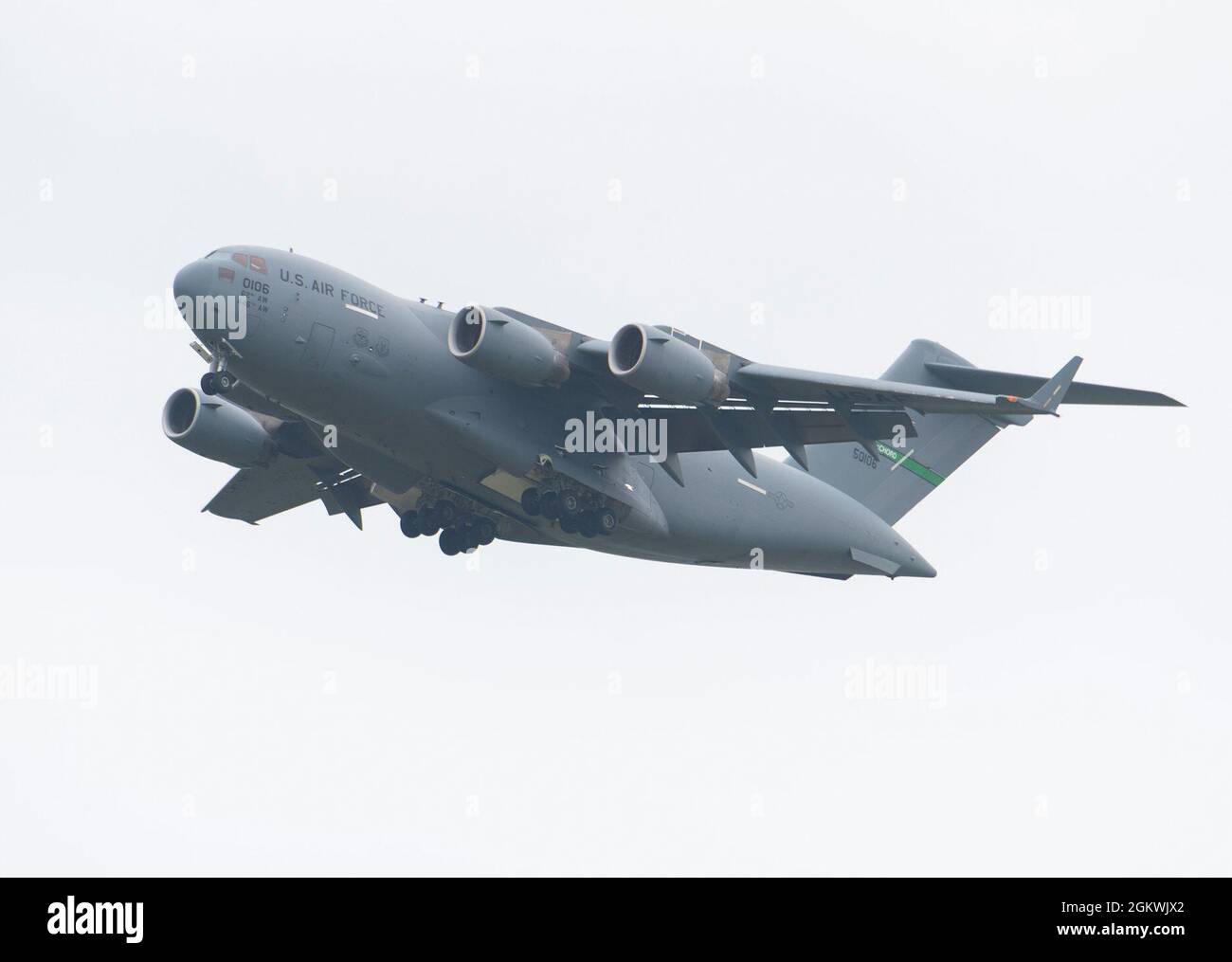 Un C-17 Globemaster III attaché à l'équipe de démonstration C-17 de la côte ouest de la base aérienne de McChord, Washington, est utilisé au salon de l'aviation de Dayton le 10 juillet 2021. Un autre C-17 appartenant à la 445e Escadre de transport aérien de l’AFB Wright-Patterson était exposé de façon statique pour que la foule puisse voir de plus près. Banque D'Images