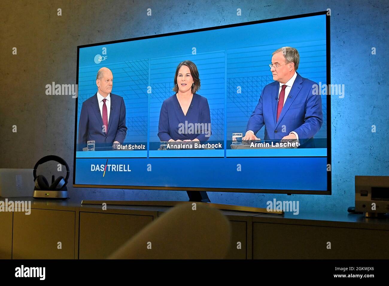 SUJET PHOTO LA BATAILLE DE TRIELL TROIS AUTOUR DU BUREAU CHANCIAL. Chancellor Triell à la télévision. Même avant les élections fédérales, les candidats à la chancelière se rencontrent trois fois à la télévision sur Triell. Le dimanche 19 septembre, les trois candidats à la chancellerie se rencontreront lors du troisième et dernier triall des élections. Le Chancelier candidats à l'élection fédérale de 2021: De gauche: OLAF SCHOLZ (SPD) Annalena BAERBOCK, (Buendnis 90/die Gruenen), Armin LASCHET (CDU). Banque D'Images