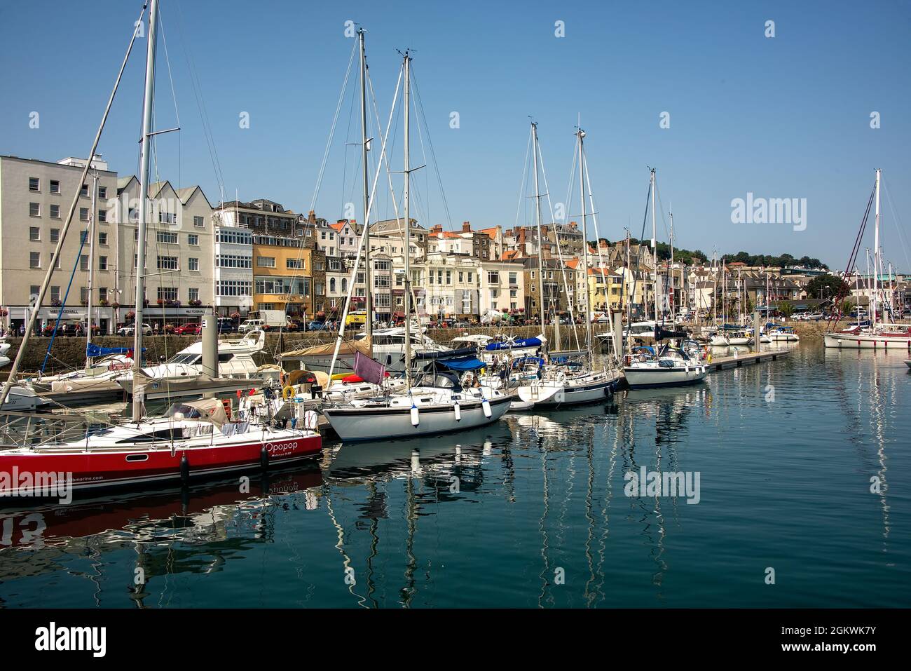 Guernesey, Royaume-Uni - 6 août 2018 : village et port de St. Peter Port, qui est la capitale et le principal port maritime de Guernesey. Banque D'Images