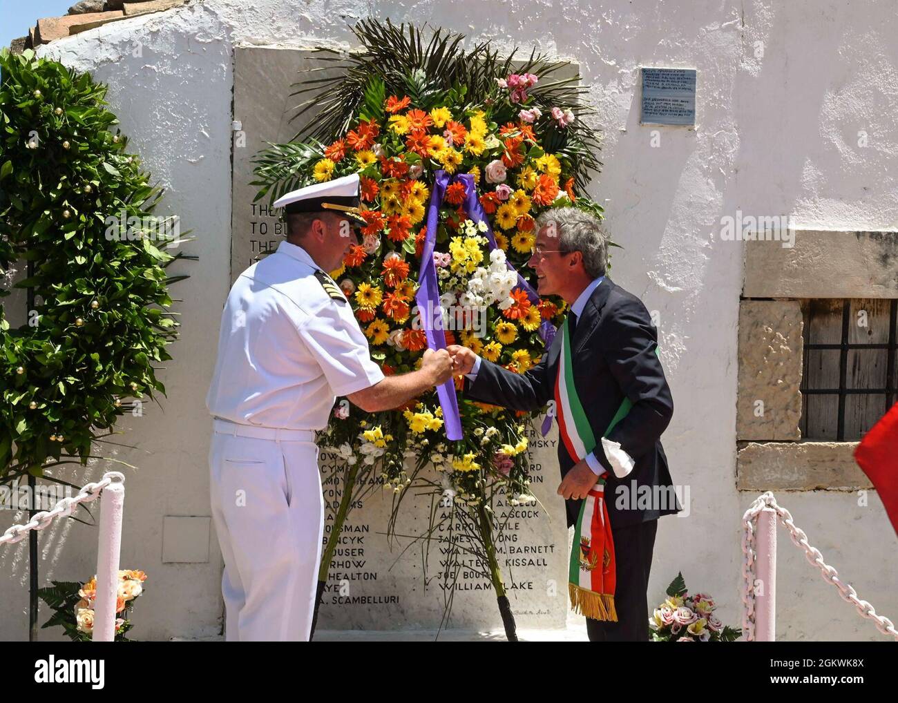 210710-N-UJ449-1368 GELA, Italie (10 juillet 2021) Cmdr. Ronald Cappellini (à gauche), directeur général de la base aérienne navale de Sigonella et Lucio Greco, maire de Gela, se saluent lors d'une cérémonie organisée conjointement par la station de télécommunications Navy Communications Sicily et la ville de Gela, pour ceux qui ont perdu la vie lors de l'opération Husky en 1943 à Ponte Dirillo, en juillet 10, 2021. L'invasion de la Sicile par les alliés, dont le nom de code est l'opération Husky, a été une opération amphibie et aérienne de grande envergure de la Seconde Guerre mondiale au cours de laquelle les alliés ont libéré l'île de Sicile des puissances de l'axe. Banque D'Images