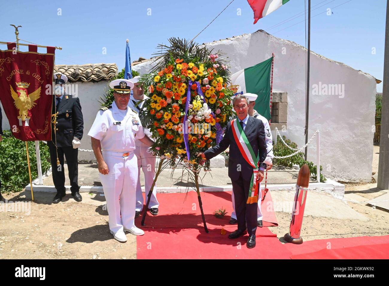 210710-N-UJ449-1358 GELA, Italie (10 juillet 2021) Cmdr. Ronald Cappellini (à gauche), directeur général de la base aérienne navale de Sigonella et Lucio Greco, maire de Gela, posent pour une photo lors d'une cérémonie, organisée conjointement par la station de télécommunications Navy Communications Sicily et la ville de Gela, pour ceux qui ont perdu la vie lors de l'opération Husky en 1943 à Ponte Dirillo, 10 juillet 2021. L'invasion de la Sicile par les alliés, dont le nom de code est l'opération Husky, a été une opération amphibie et aérienne de grande envergure de la Seconde Guerre mondiale au cours de laquelle les alliés ont libéré l'île de Sicile des puissances de l'axe. Banque D'Images
