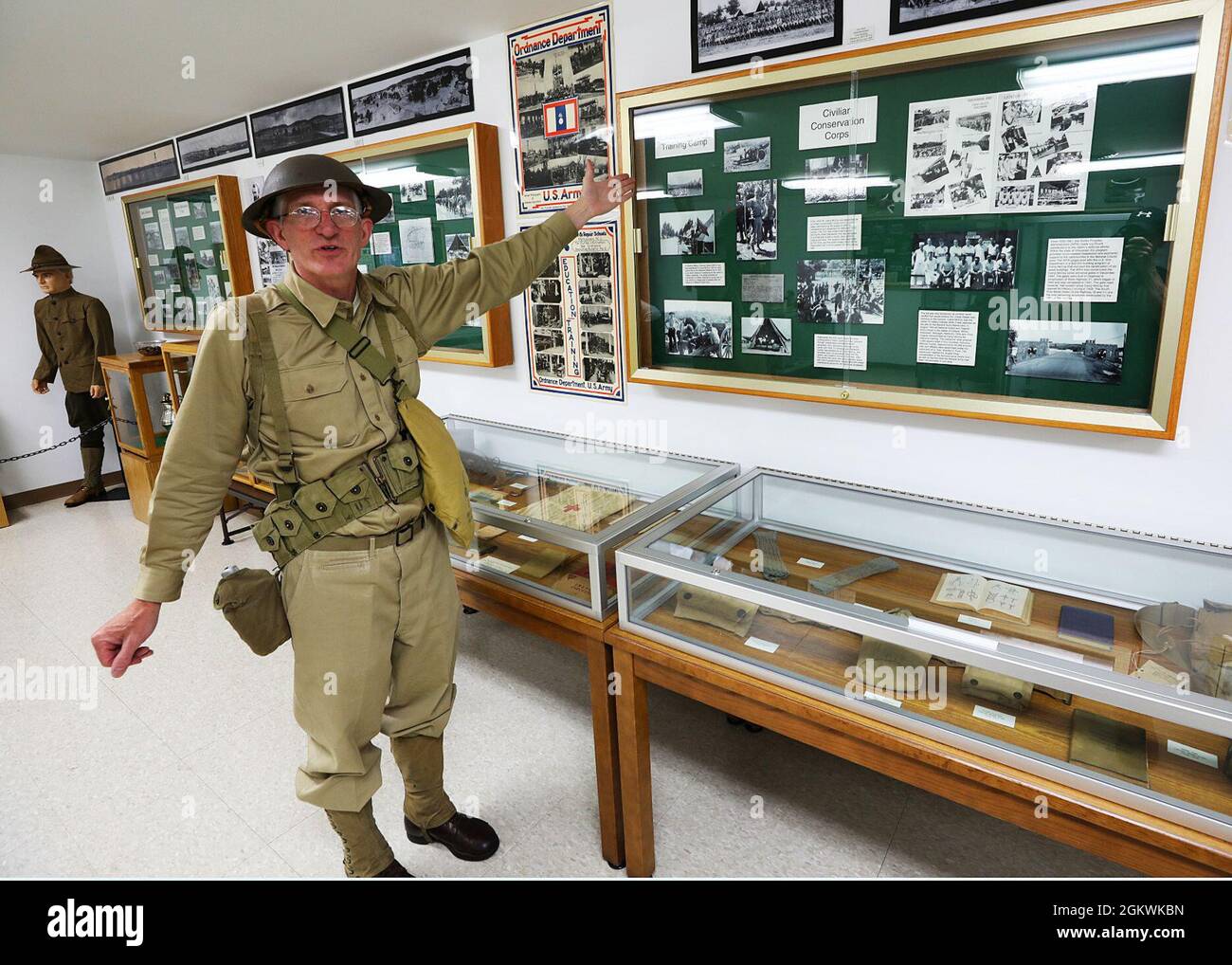 88e Division de préparation l'historien Ward Zischke présente une exposition au Centre d'histoire le 10 juillet à fort McCoy. Zischke était vêtu d'un uniforme militaire de la première Guerre mondiale et a fourni des informations sur l'histoire militaire, et plus encore. Banque D'Images