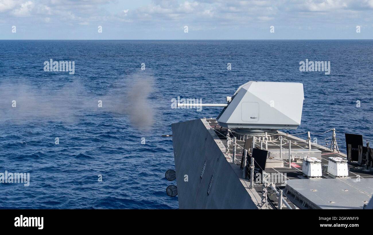 210712-N-WU807-1026 MER DE CHINE DU SUD (11 juillet 2021) le système d'armes à feu Mk 110 de 57 mm (GWS) est tiré dans le cadre d'un exercice opérationnel régulier à bord du navire de combat littoral variante Independence USS Charleston (LCS 18), juillet 11. Charleston, qui fait partie de l'escadron Destroyer Seven, est en cours de déploiement rotatif, opérant dans la zone d'opérations de la 7e flotte américaine pour améliorer l'interopérabilité avec les partenaires et servir de force de réaction prête à l'emploi pour soutenir une région Indo-Pacifique libre et ouverte. Banque D'Images