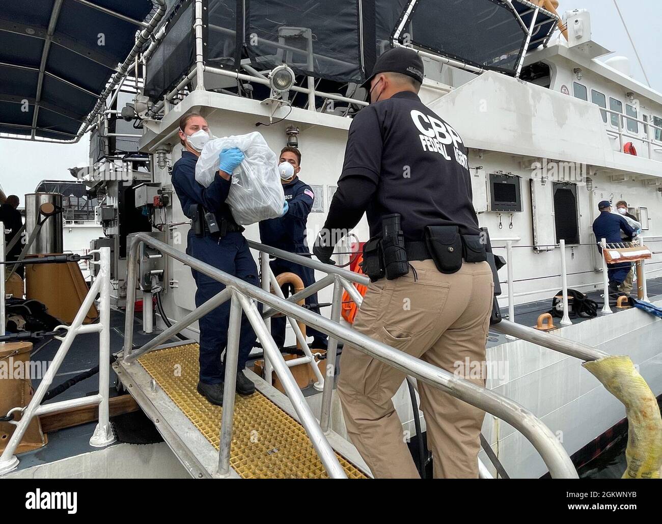 L'équipage de la Garde côtière Joseph Tezanos décharge près de 15 millions de dollars de cocaïne et transfère la garde de deux contrebandiers présumés à la base de la Garde côtière San Juan le 12 juillet 2021. Le Cutter Joseph Tezanos, avec l'aide d'un avion multirôle d'opérations aériennes et maritimes (OMA) des douanes et de la protection des frontières (CBP), a interdiqué un navire à grande vitesse dans les eaux du passage de Mona le 10 juillet 2021, Ce qui a entraîné l'arrestation des passeurs et la saisie de 502 kilogrammes de cocaïne. L'interdiction a résulté des efforts de plusieurs organismes pour appuyer l'amélioration de la c du Commandement Sud des États-Unis Banque D'Images