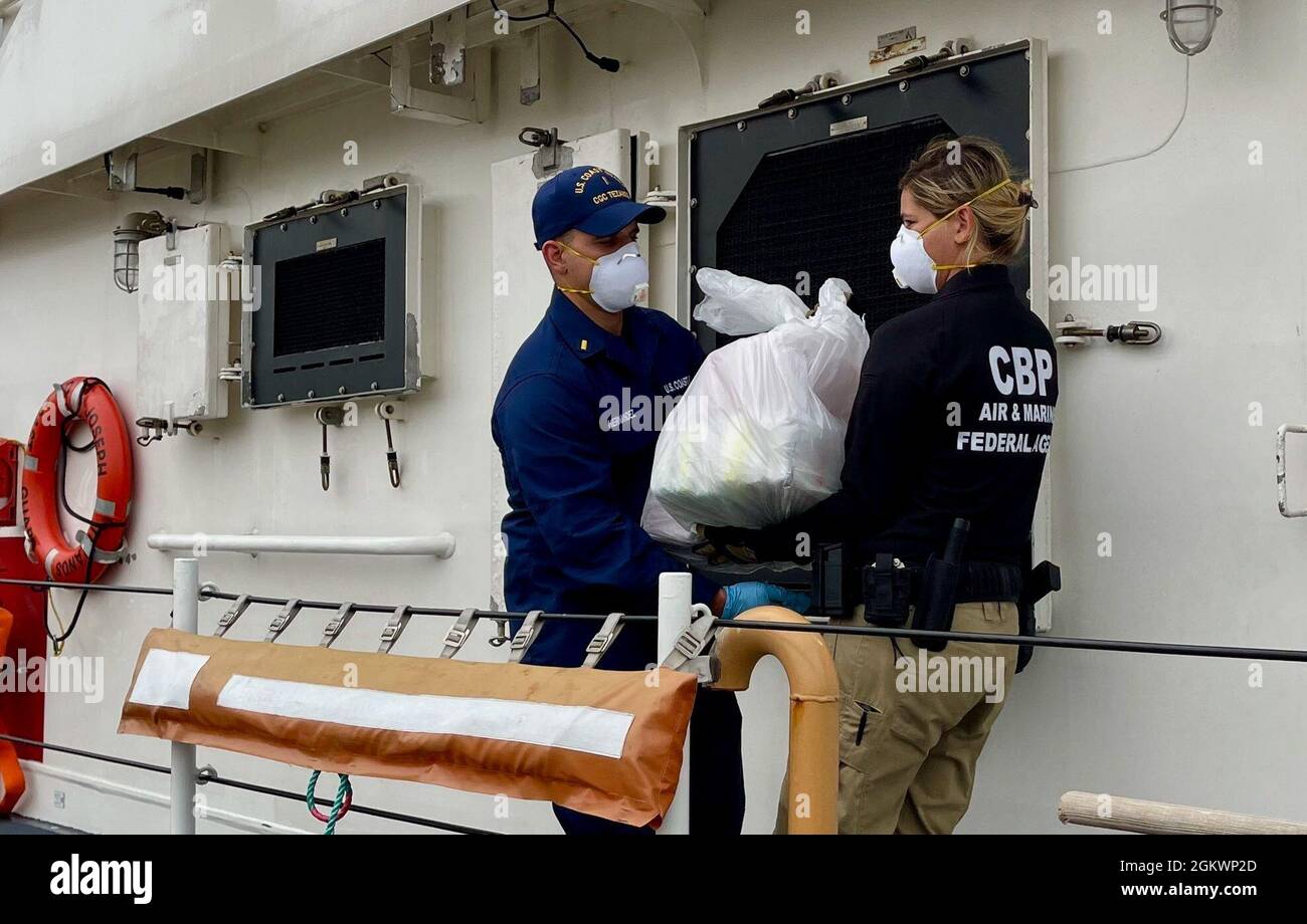 L'équipage de la Garde côtière Joseph Tezanos décharge près de 15 millions de dollars de cocaïne et transfère la garde de deux contrebandiers présumés à la base de la Garde côtière San Juan le 12 juillet 2021. Le Cutter Joseph Tezanos, avec l'aide d'un avion multirôle d'opérations aériennes et maritimes (OMA) des douanes et de la protection des frontières (CBP), a interdiqué un navire à grande vitesse dans les eaux du passage de Mona le 10 juillet 2021, Ce qui a entraîné l'arrestation des passeurs et la saisie de 502 kilogrammes de cocaïne. L'interdiction a résulté des efforts de plusieurs organismes pour appuyer l'amélioration de la c du Commandement Sud des États-Unis Banque D'Images