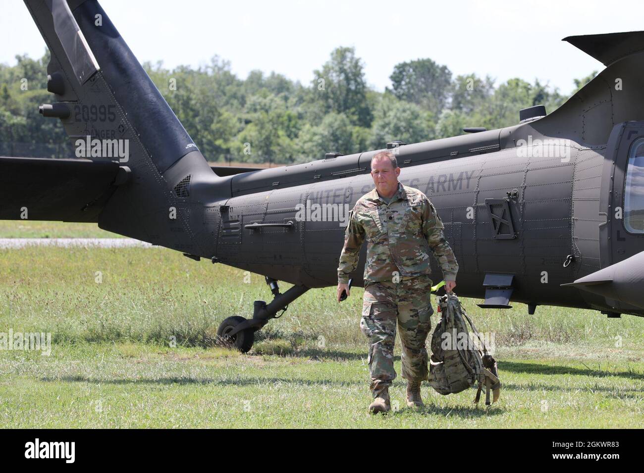 Blackhawk Helicopters, du 150e Aviation Regiment, de la Garde nationale du New Jersey, débarque à l'aéroport régional de Gettysburg, comté d'Adams, Pennsylvanie, le 12 juillet 2021. Le Blackhawk a transporté le contingent du programme de partenariat entre la garde nationale du New Jersey et l'État albanais à l'aéroport régional de Gettysburg pour une visite sur le champ de bataille de Gettysburg. Le Programme de partenariat avec les États de la Garde nationale est un programme du ministère de la Défense des États-Unis géré par la Garde nationale qui relie les États américains avec les pays partenaires du monde entier dans le but de soutenir les objectifs de coopération en matière de sécurité du Combatan géographique Banque D'Images