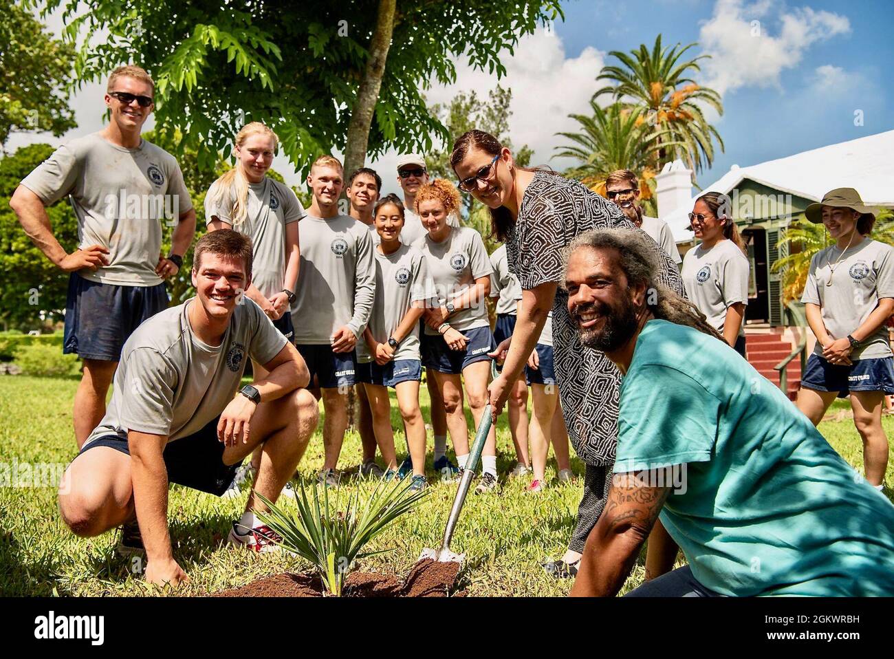Les cadets de la U.S. Coast Guard Academy font du bénévolat au Bermuda National Trust à Hamilton, Bermudes, le 12 juillet 2021. Eagle mène actuellement une formation de cadets d'été en leadership en mer et en développement professionnel, d'abord en visite au Portugal, puis en Islande, puis aux Bermudes. Banque D'Images