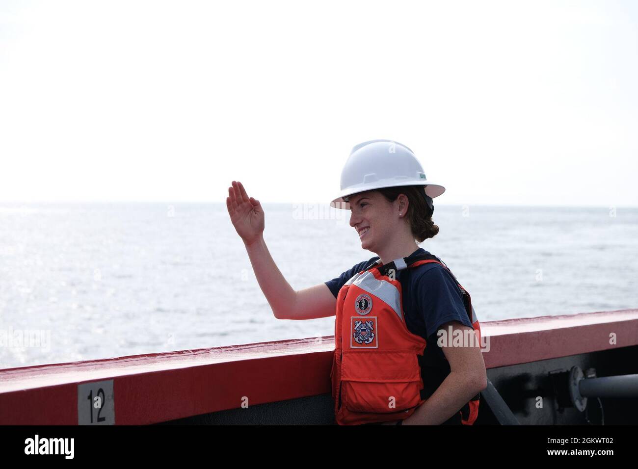 Le 12 juillet 2021, ENS Grace Tarfreer, membre d'équipage de la Garde côtière Healy, maintient une ligne de visée lors d'un exercice de forage à la mer dans le détroit de Juan de Fuca, Washington. Les membres d'équipage du Healy contourneront l'Amérique du Nord au cours de leur déploiement en 2021. Banque D'Images