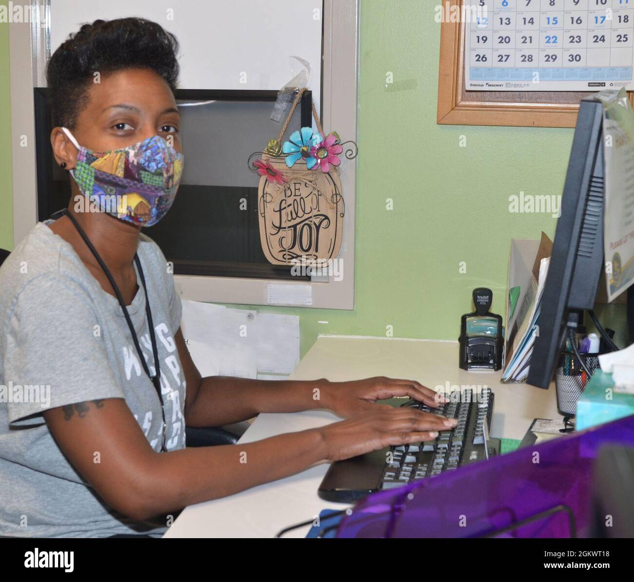 KINGS BAY, Géorgie (21 juillet 2021) - Keisha Jones, une technicienne en santé au travail à la clinique de santé de la branche navale de Kings Bay, se présente à un marin pour un rendez-vous. Jones, originaire de Pearson, en Géorgie, déclare : « Je suis très satisfait de servir ceux qui nous protègent ». Banque D'Images