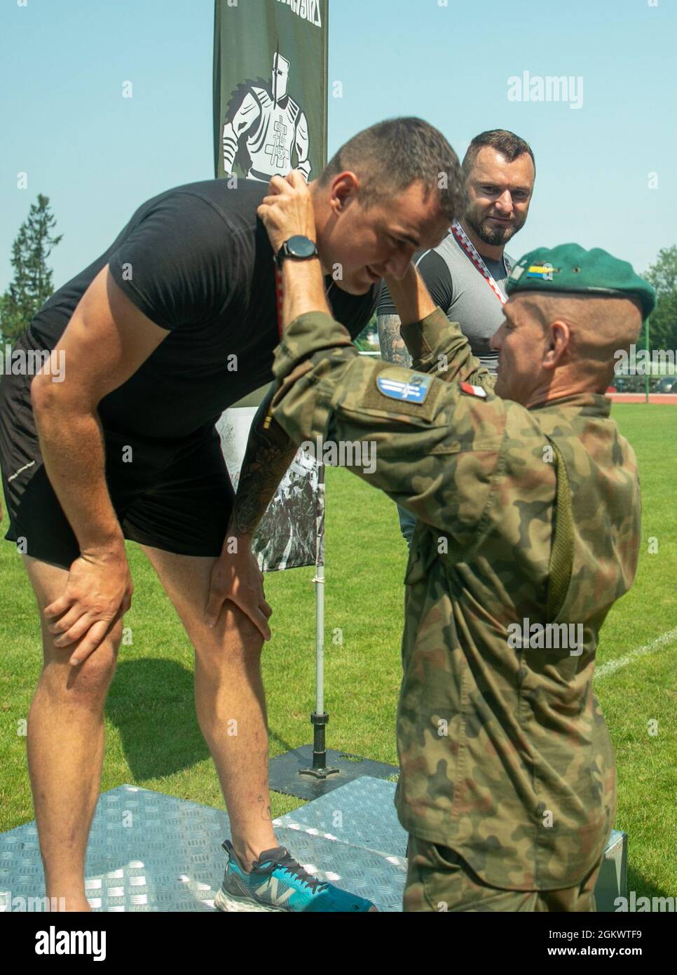Forces terrestres polonaises, 15e Commandant de brigade mécanisé, Brig. Le général Bogdan Rycerski présente la médaille de la première place du javelin au Lcpl de l'armée britannique. Peter Arnold au Stadion Miejski MOSIR à Giżycko, Pologne 13 juillet 2021. Le groupe de combat Pologne comptait 40 concurrents représentant l'armée des États-Unis, l'armée britannique et les forces terrestres roumaines pour participer à l'épreuve sur piste et sur le terrain, qui comprenait des courses de 100 mètres, 400 mètres, 800 mètres et 4 X 400 mètres ainsi que des compétitions de lancer de javelot, de tir et de saut long. L'événement inaugral multinational de piste et de terrain a eu lieu pour célébrer la 15e mécanisation des Forces terrestres polonaises Banque D'Images