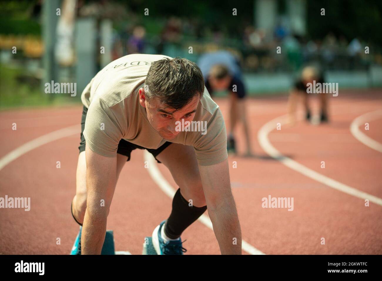 Forces terrestres de Roumanie Cpl. Daniel Balan relit pour la course de 400 mètres au Stadion Miejski MOSIR à Giżycko, Pologne le 13 juillet 2021. Le groupe de combat Pologne comptait 40 concurrents représentant l'armée des États-Unis, l'armée britannique et les forces terrestres roumaines pour participer à l'épreuve sur piste et sur le terrain, qui comprenait des courses de 100 mètres, 400 mètres, 800 mètres et 4 X 400 mètres ainsi que des compétitions de lancer de javelot, de tir et de saut long. L'événement inaugral multinational de piste et de terrain a eu lieu pour célébrer le 27e anniversaire de la 15e Brigade mécanisée des Forces terrestres polonaises. La 15e Brigade mécanisée a une multinationale de longue date p Banque D'Images