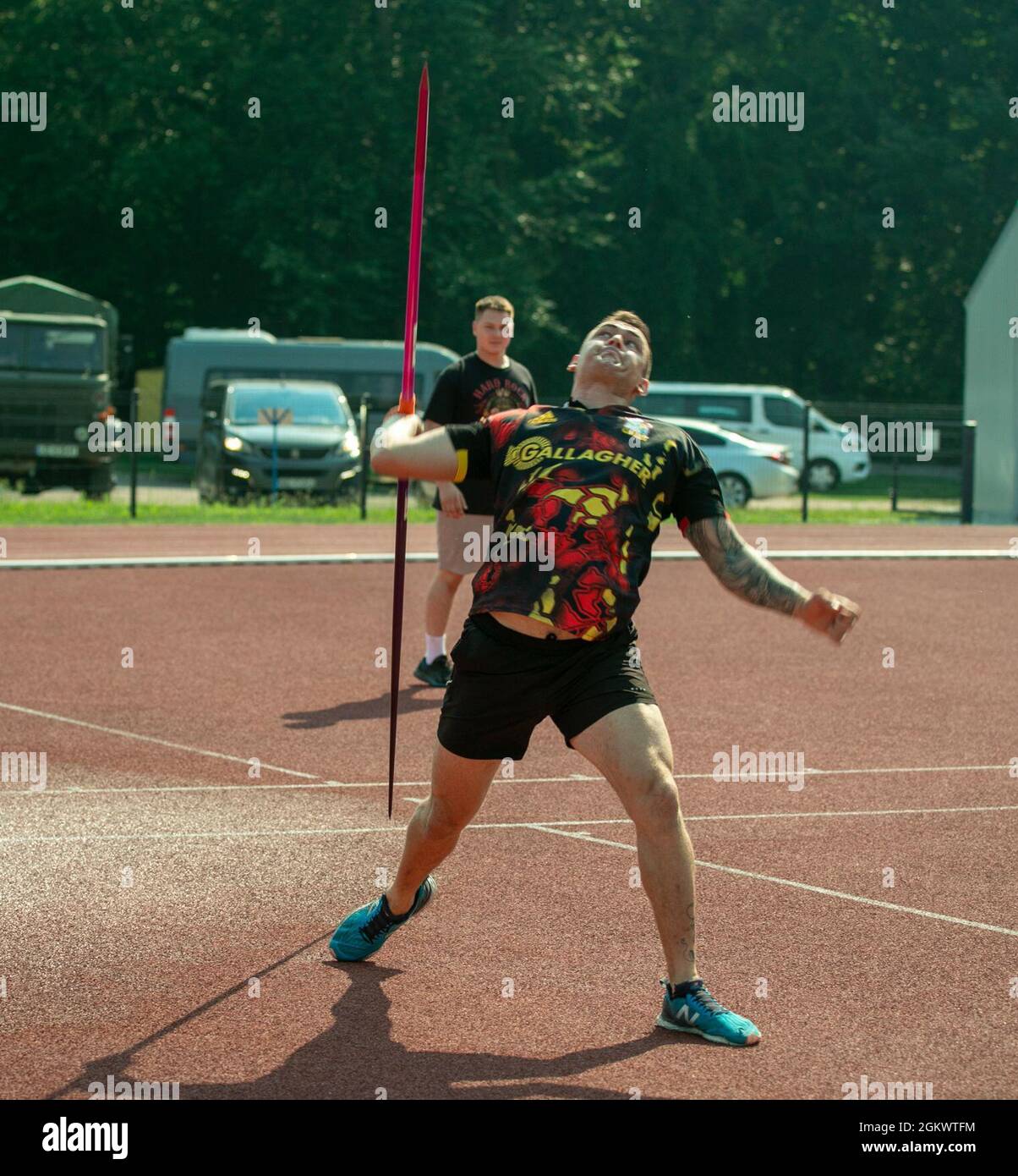 Lcpl. Armée britannique Peter Arnold lance un javelot au Stadion Miejski MOSIR à Giżycko, Pologne le 13 juillet 2021. Le groupe de combat Pologne comptait 40 concurrents représentant l'armée des États-Unis, l'armée britannique et les forces terrestres roumaines pour participer à l'épreuve sur piste et sur le terrain, qui comprenait des courses de 100 mètres, 400 mètres, 800 mètres et 4 X 400 mètres ainsi que des compétitions de lancer de javelot, de tir et de saut long. L'événement inaugral multinational de piste et de terrain a eu lieu pour célébrer le 27e anniversaire de la 15e Brigade mécanisée des Forces terrestres polonaises. La 15e Brigade mécanisée a un partenariat multinational de longue date avec Batt Banque D'Images