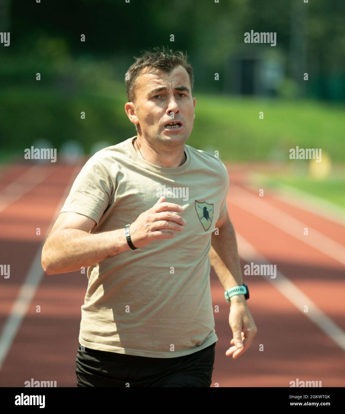 Forces terrestres de Roumanie Cpl. Daniel Balan court vers la ligne d'arrivée pendant la course de 400 mètres à Stadion Miejski MOSIR à Giżycko, Pologne 13 juillet 2021. Le groupe de combat Pologne comptait 40 concurrents représentant l'armée des États-Unis, l'armée britannique et les forces terrestres roumaines pour participer à l'épreuve sur piste et sur le terrain, qui comprenait des courses de 100 mètres, 400 mètres, 800 mètres et 4 X 400 mètres ainsi que des compétitions de lancer de javelot, de tir et de saut long. L'événement inaugral multinational de piste et de terrain a eu lieu pour célébrer le 27e anniversaire de la 15e Brigade mécanisée des Forces terrestres polonaises. La 15e Brigade mécanisée a un long Banque D'Images