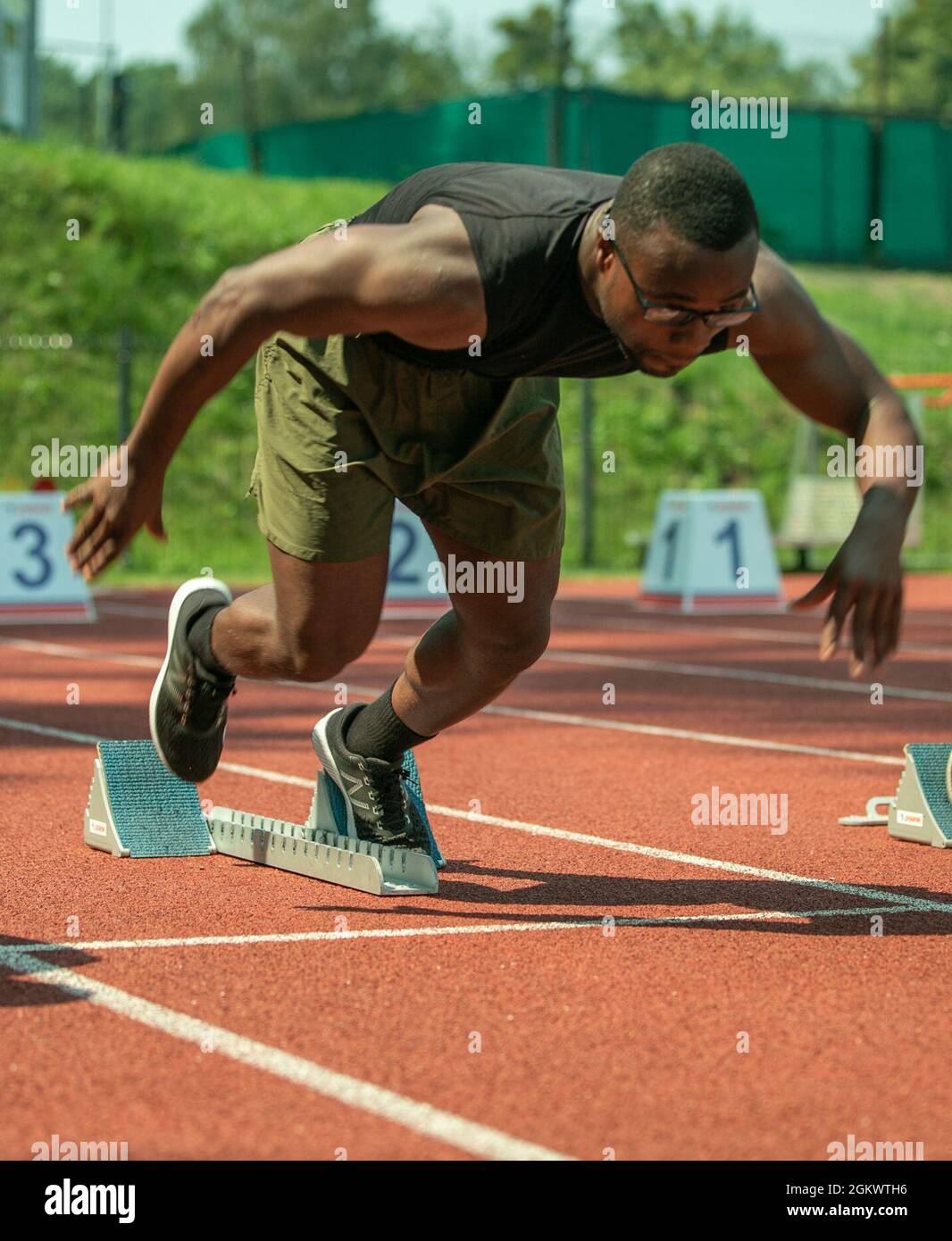 SPC. Leonard Kabwali, 3e Bataillon, 161e Régiment d'infanterie, commence le sprint de 100 mètres au Stadion Miejski MOSIR à Giżycko, Pologne le 13 juillet 2021. Le groupe de combat Pologne comptait 40 concurrents représentant l'armée des États-Unis, l'armée britannique et les forces terrestres roumaines pour participer à l'épreuve sur piste et sur le terrain, qui comprenait des courses de 100 mètres, 400 mètres, 800 mètres et 4 X 400 mètres ainsi que des compétitions de lancer de javelot, de tir et de saut long. L'événement inaugral multinational de piste et de terrain a eu lieu pour célébrer le 27e anniversaire de la 15e Brigade mécanisée des Forces terrestres polonaises. La 15e Brigade mécanisée a un long-sta Banque D'Images