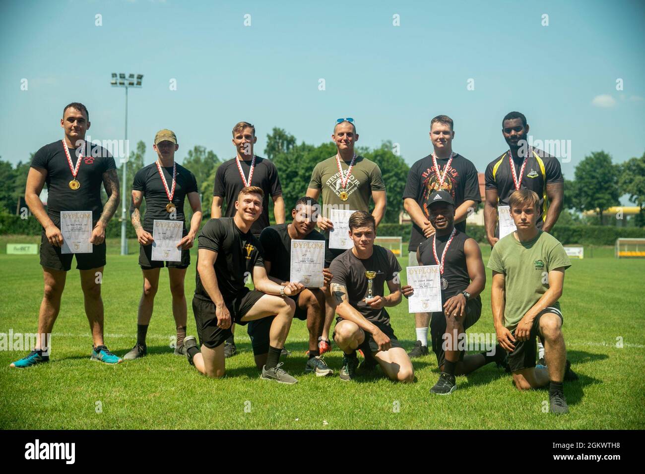 Les participants de la première, deuxième et troisième place du Battle Group Pologne posent pour une photo au Stadion Miejski MOSIR à Giżycko, Pologne le 13 juillet 2021. Le groupe de combat Pologne comptait 40 concurrents représentant l'armée des États-Unis, l'armée britannique et les forces terrestres roumaines pour participer à l'épreuve sur piste et sur le terrain, qui comprenait des courses de 100 mètres, 400 mètres, 800 mètres et 4 X 400 mètres ainsi que des compétitions de lancer de javelot, de tir et de saut long. L'événement inaugral multinational de piste et de terrain a eu lieu pour célébrer le 27e anniversaire de la 15e Brigade mécanisée des Forces terrestres polonaises. La 15e Brigade mécanisée a un long standi Banque D'Images