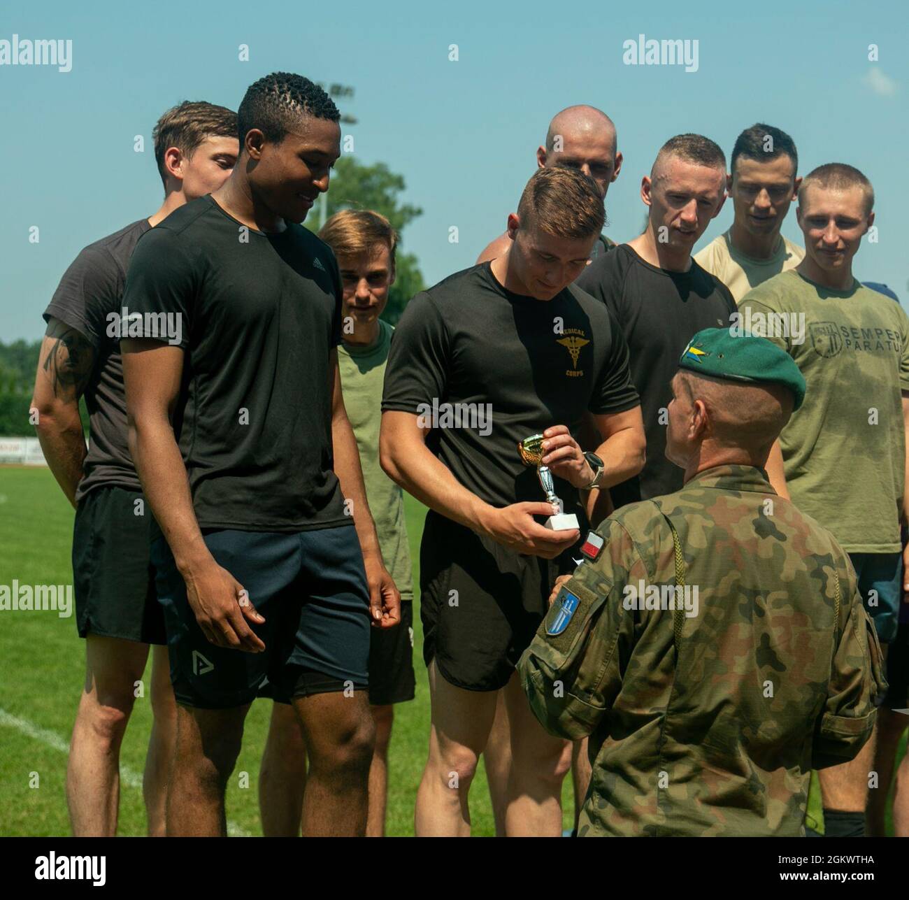 Forces terrestres polonaises, 15e Commandant de brigade mécanisé, Brig. Le général Bogdan Rycerski félicite l'équipe de relais Pologne 4 X 400 mètres du Battle Group pour avoir remporté la deuxième place au Stadion Miejski MOSIR à Giżycko, Pologne le 13 juillet 2021. Le groupe de combat Pologne comptait 40 concurrents représentant l'armée des États-Unis, l'armée britannique et les forces terrestres roumaines pour participer à l'épreuve sur piste et sur le terrain, qui comprenait des courses de 100 mètres, 400 mètres, 800 mètres et 4 X 400 mètres ainsi que des compétitions de lancer de javelot, de tir et de saut long. L'événement inaugral multinational de piste et de terrain a eu lieu pour célébrer la terre polonaise pour Banque D'Images