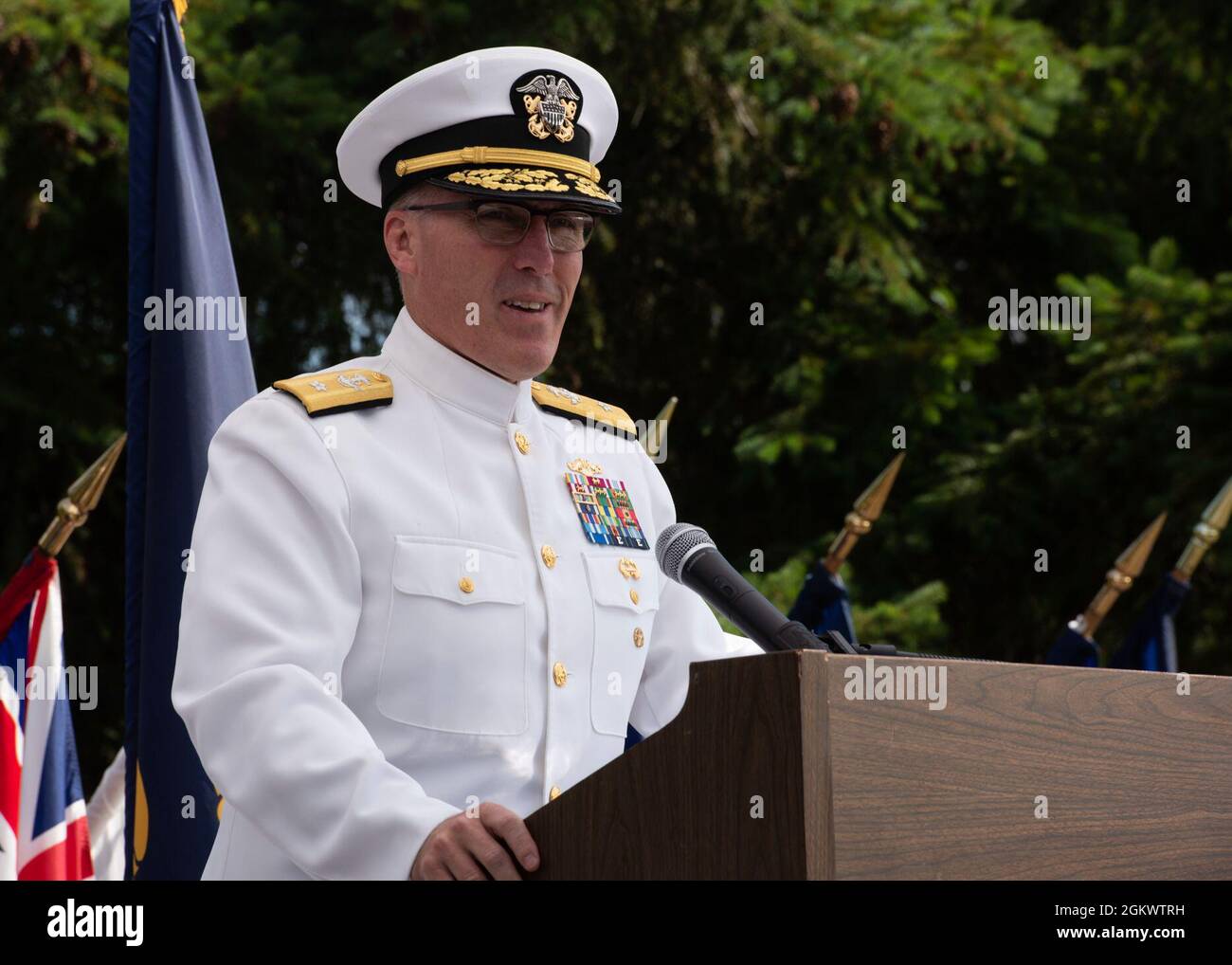 SILVERDALE, Washington - conférencier principal, ADM arrière. Rob Gaucher, commandant du Groupe sous-marin 9, prononce son allocution lors d’une cérémonie de passation de commandement pour le commandant de l’Escadron sous-marin, le 19 juillet 13. Le capitaine Shawn Huey a bien soulagé le capitaine Richard Massie en tant que commodore lors de la cérémonie qui s'est tenue au parc de dissuasion sur la base navale de Kitsap-Bangor. Banque D'Images