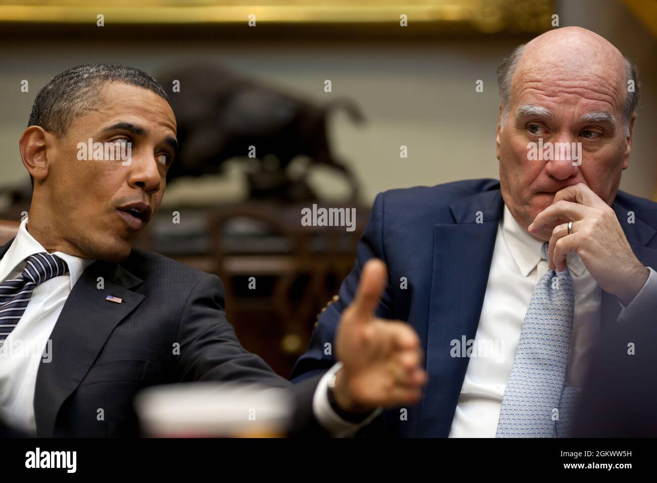 Le président Barack Obama tient une réunion sur la politique budgétaire dans la salle Roosevelt de la Maison Blanche, le 2 mai 2011. Le chef de cabinet Bill Daley est vu à droite. (Photo officielle de la Maison Blanche par Pete Souza) cette photo officielle de la Maison Blanche est disponible uniquement pour publication par les organismes de presse et/ou pour impression personnelle par le(s) sujet(s) de la photo. La photographie ne peut être manipulée d'aucune manière et ne peut pas être utilisée dans des documents commerciaux ou politiques, des publicités, des courriels, des produits, des promotions qui, de quelque manière que ce soit, suggèrent l'approbation ou l'approbation du Président, le Premier F Banque D'Images