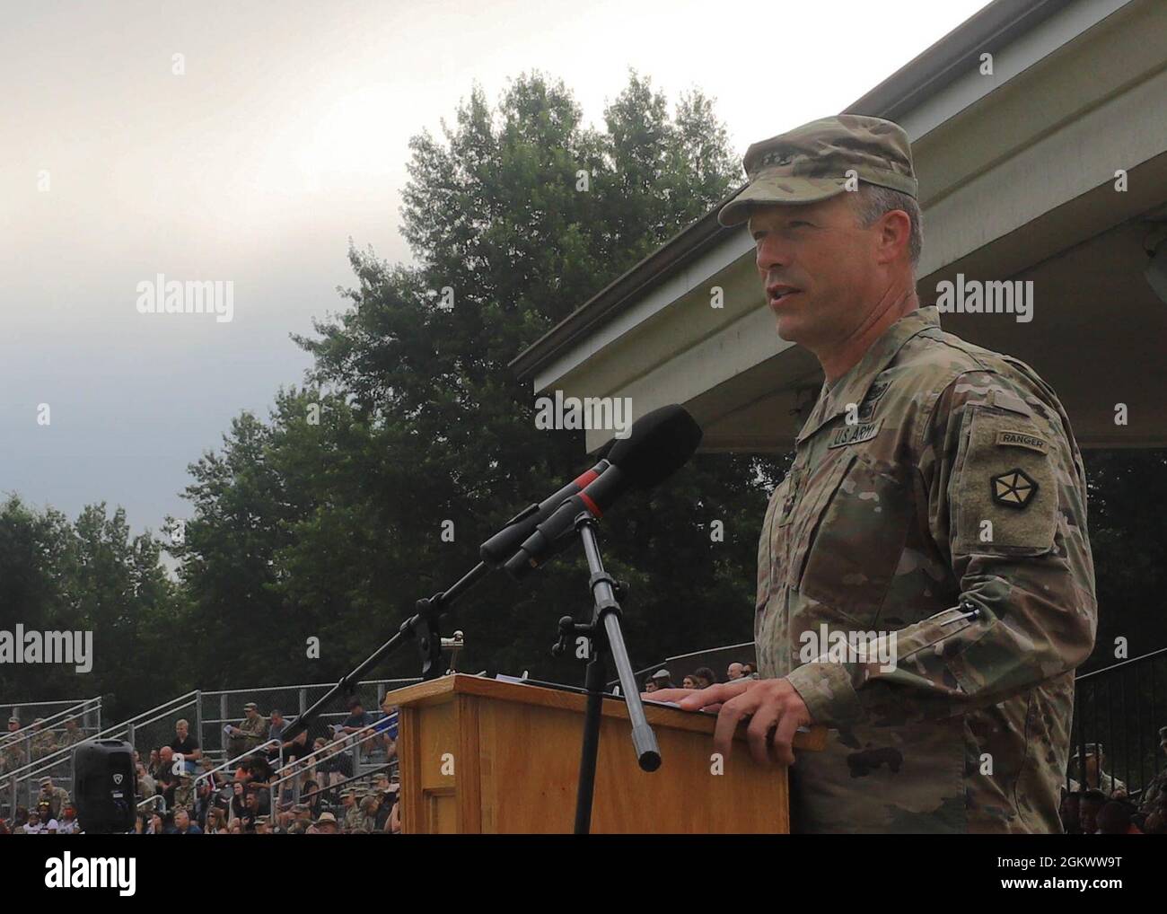 Le général Lgén Kolasheski, commandant du corps V, fait des remarques lors de la remise des diplômes du 4e Régiment du Commandement des cadets de l'Armée des États-Unis (ROTC) à fort KNOX, Kentucky, le 14 juillet 2021. Kolesheski a assisté à la cérémonie avec le lieutenant-colonel Daniel Gross, officier d'instruction régimentaire du camp Advance du 4e Régiment. Banque D'Images